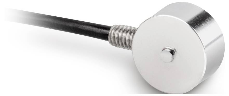 Een cilindrische metalen magneet verbonden met een zwart kabel. De magneet heeft een zilveren kleur en een gladde oppervlakte.