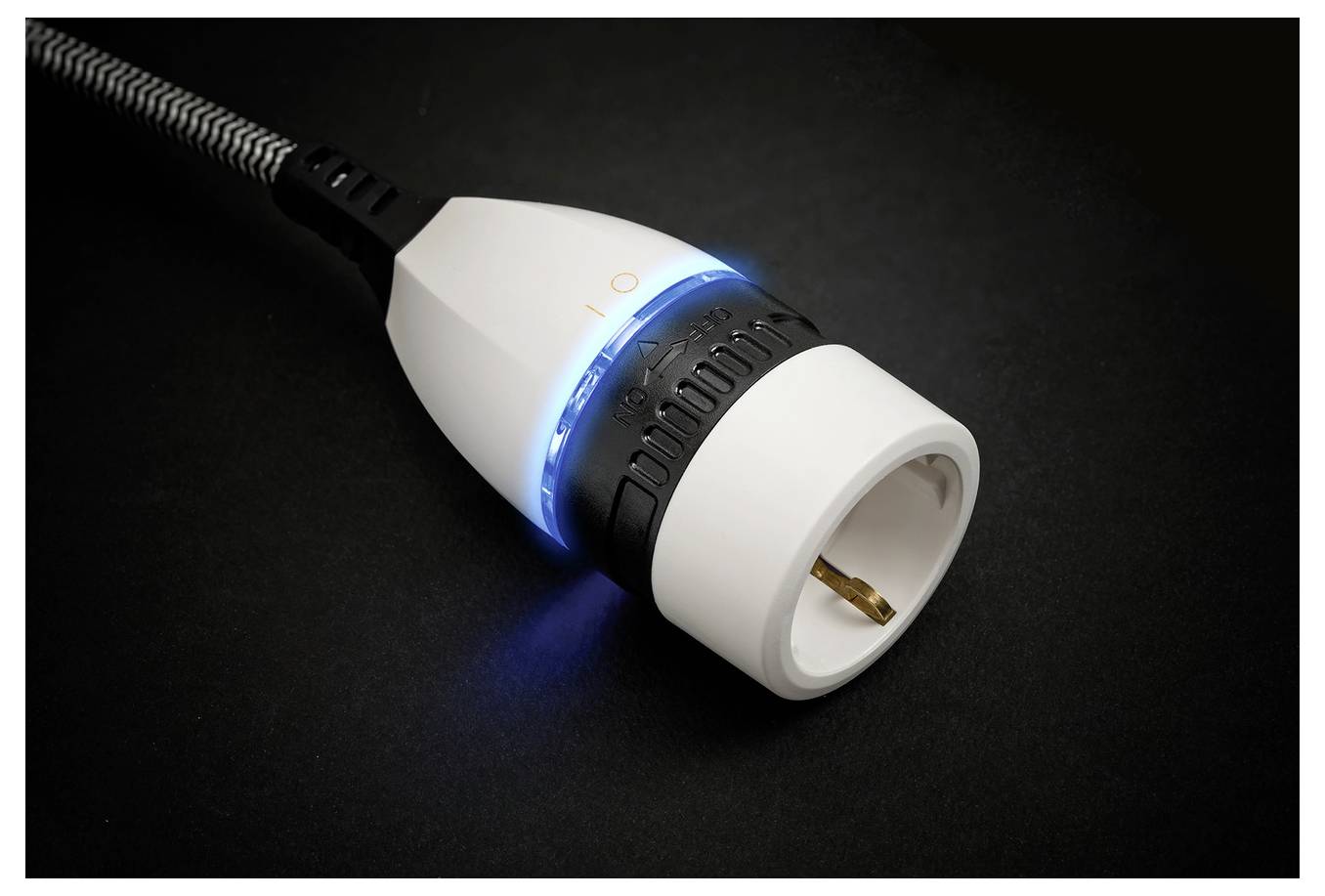 Een witte slimme stekker met een gloeiende blauwe ring en gevlochten stroomkabel op een donkere achtergrond.