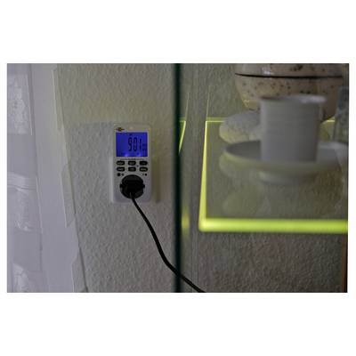 Een wandcontactdoos-timer met een blauw digitaal display ingesteld op 9:01 uur 's ochtends, met een ingeplugde stekker en een hangend snoer.
