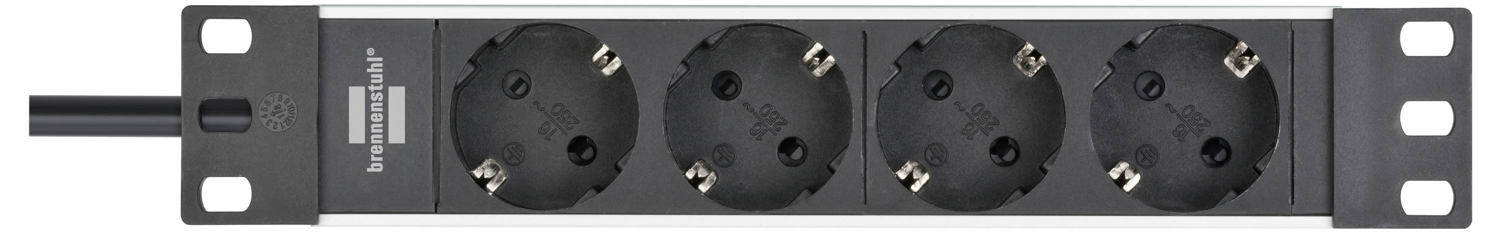 Zwarte 4-contactdoos stroomverdeler met aan/uit-schakelaar, gemonteerd in een rek-stijl metalen frame met kabel die aan de linkerkant uitsteekt.