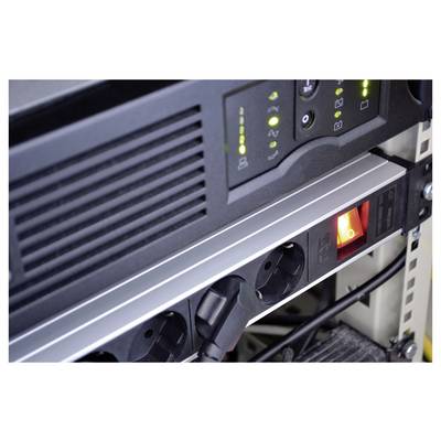 Close-up van een in rekken gemonteerde stroomverdeler/UPS met verlichte oranje aan/uit-schakelaar en meerdere aangesloten stopcontacten op serverapparatuur.
