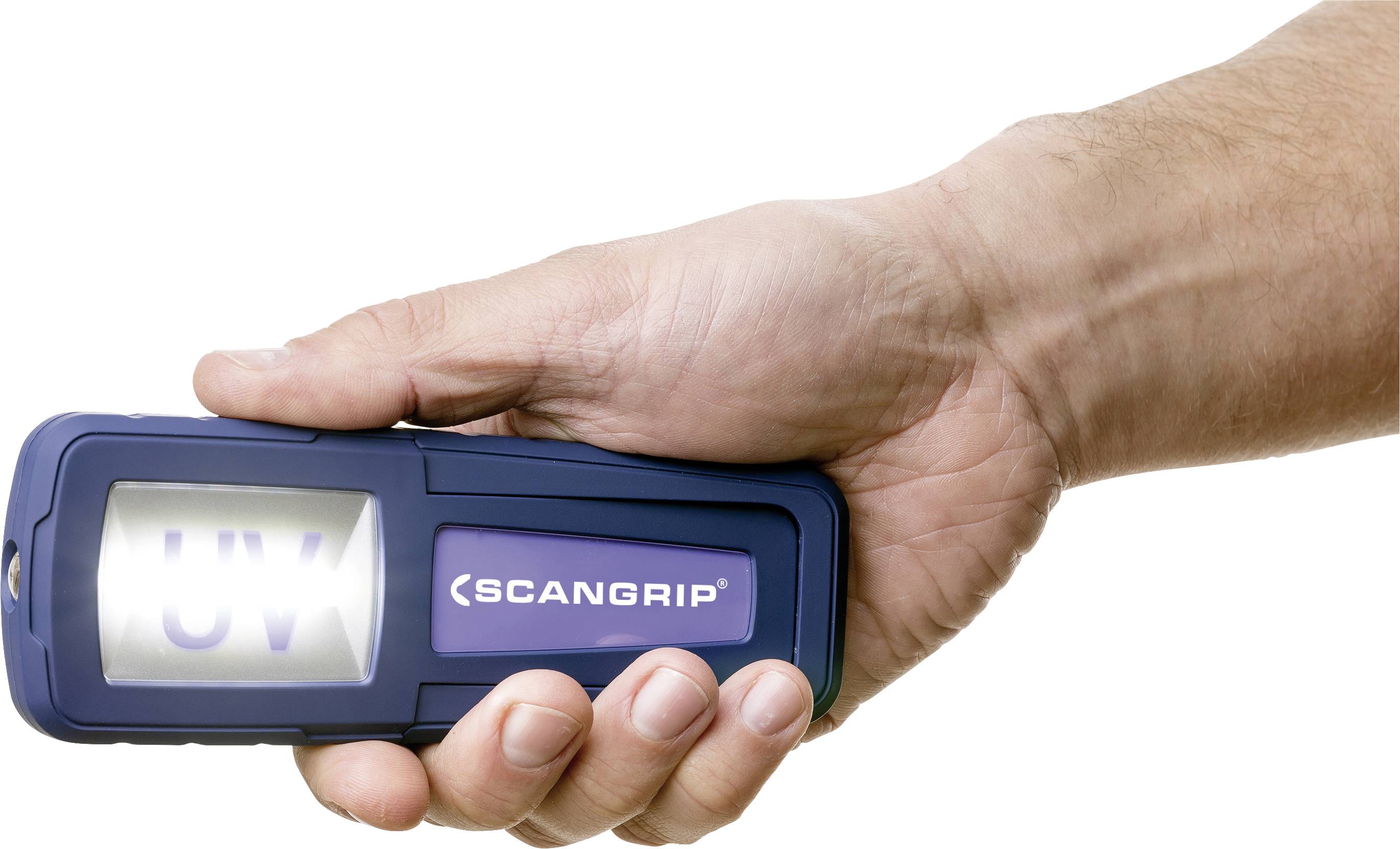 Een hand houdt een blauwe 'Scangrip'-UV-lamp vast, die kan worden gebruikt voor inspecties of detecties.