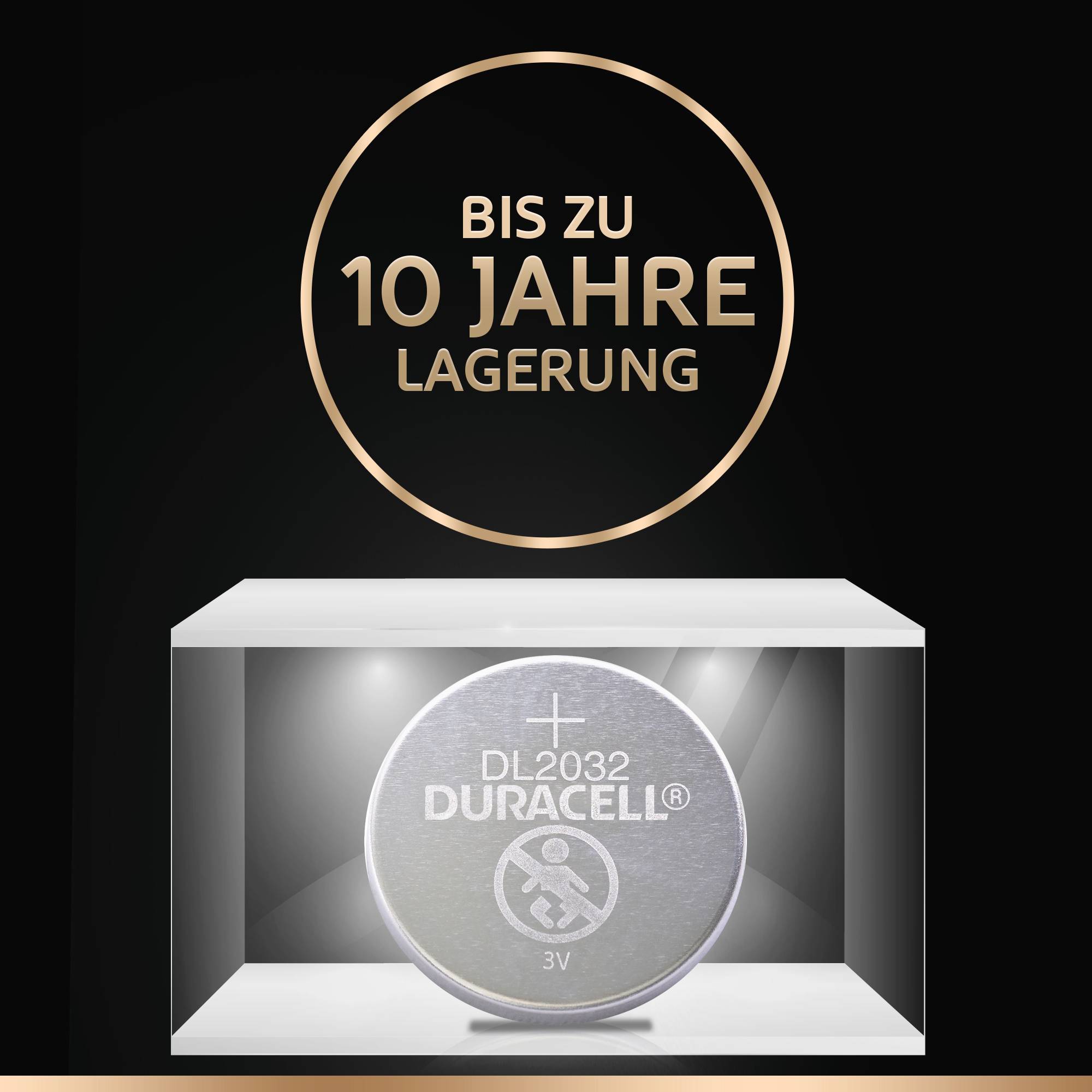 Duracell-knoopcelbatterij DL2032 in een verlichte vitrine. Tekst: 'Tot 10 jaar opslag'. Nadruk op de duurzaamheid van de batterij.
