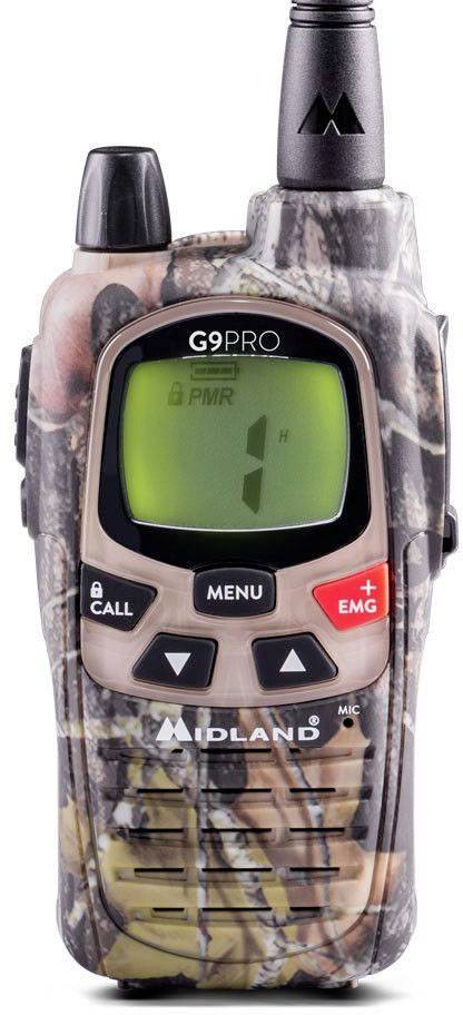 Een draagbare portofoon in camouflagekleur met een display dat 'G PMR 1 H' weergeeft. Het toestel heeft een antenne en bedieningsknoppen.