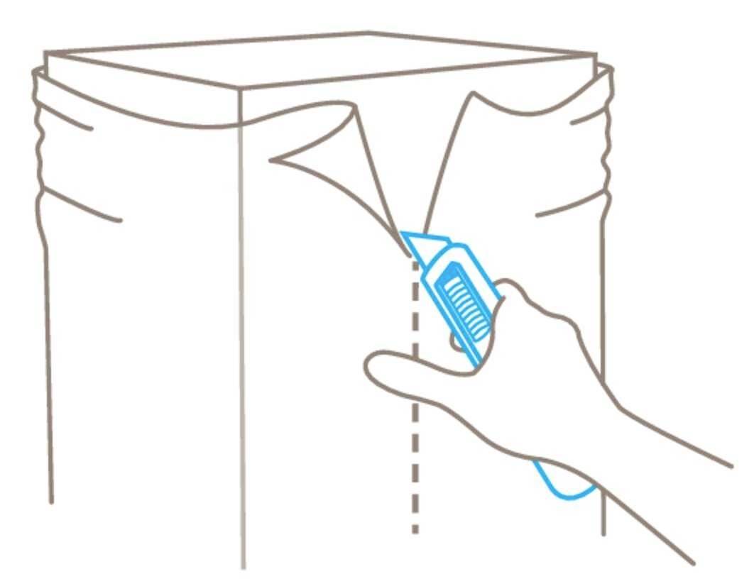 Een hand snijdt met een afdeelmesje de bovenste afdekking van een doos langs de vouwlijn.