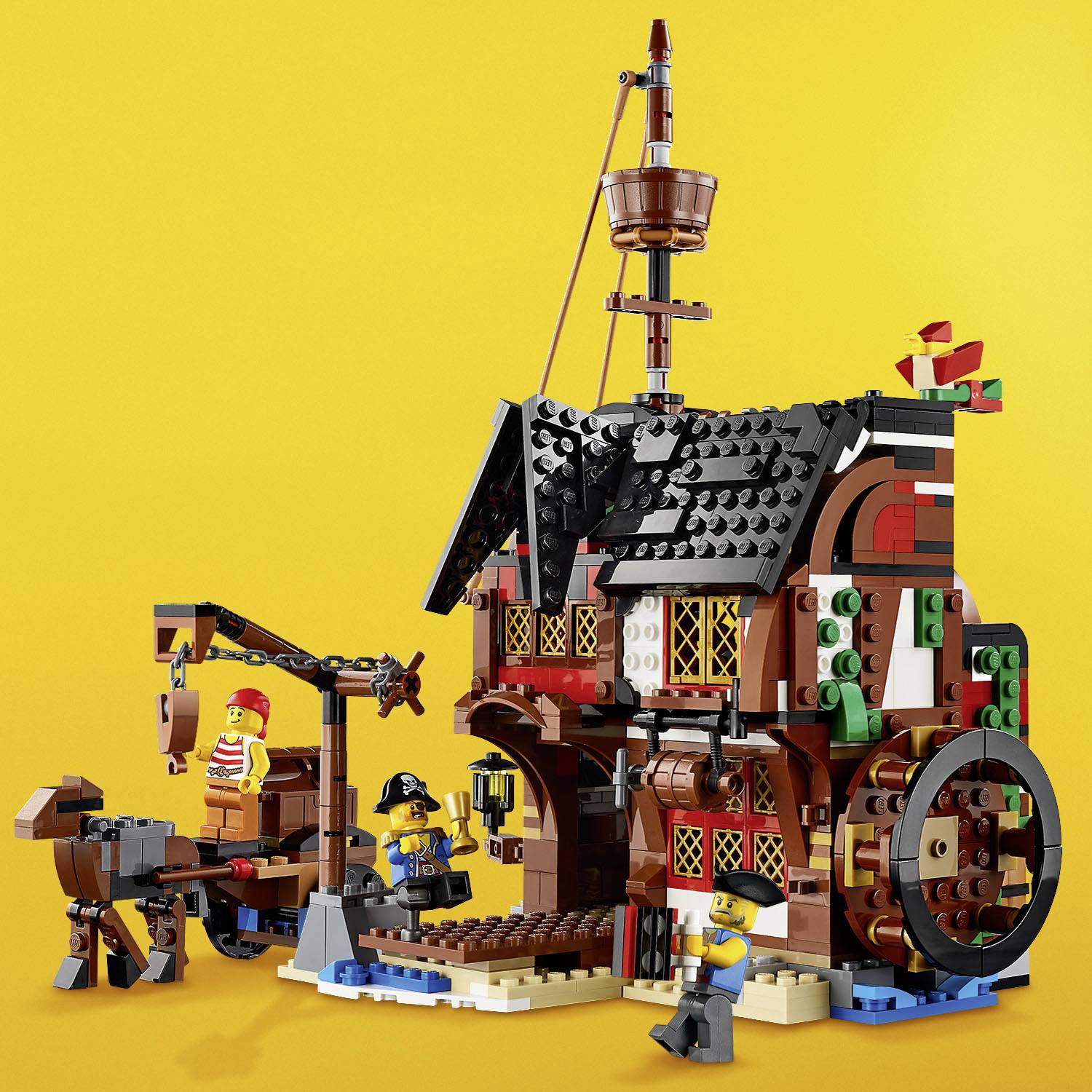 Een kleurrijk Lego-set toont een piratenhuis met poppetjes en een hond. Op de achtergrond is een felgele achtergrond.