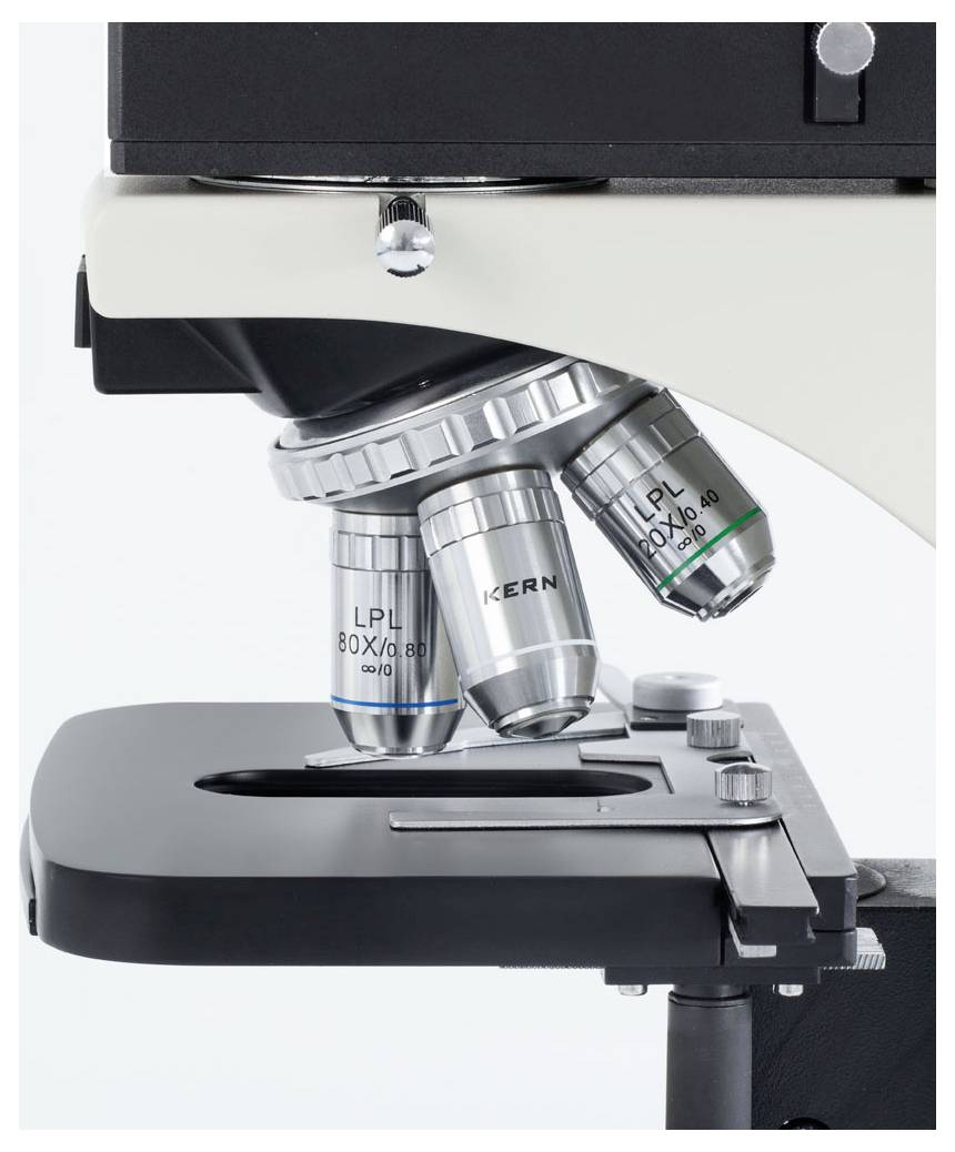 Een microscoop met instelbare objectieven, die wordt gebruikt voor vergroting van monsters op een objecttafel.