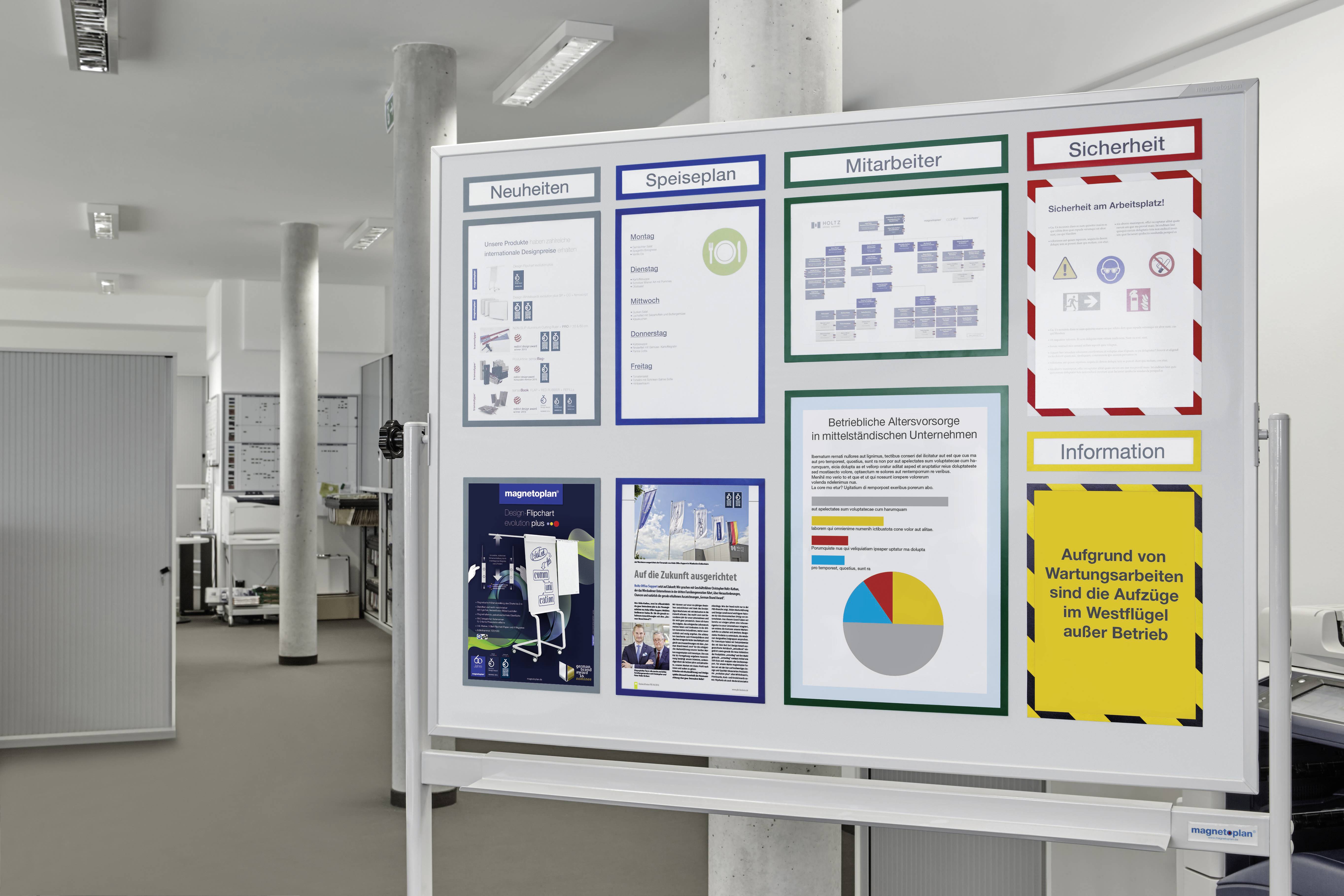 'Mededelingenbord met informatie: Nieuwigheden, Inzetplan, Medewerkers, Veiligheid, Informatie. Geel bord: Vertragingen bij Westelijke vlucht.'