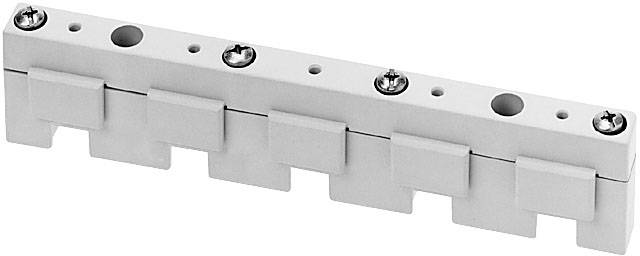 Een witte technische verbinder met zes eenheden die met metalen schroeven zijn bevestigd, op een witte achtergrond.