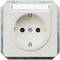 Witte stopcontact met twee gaten en aardingspen, merknaam zichtbaar. Het is vierkant en randloos gemonteerd.