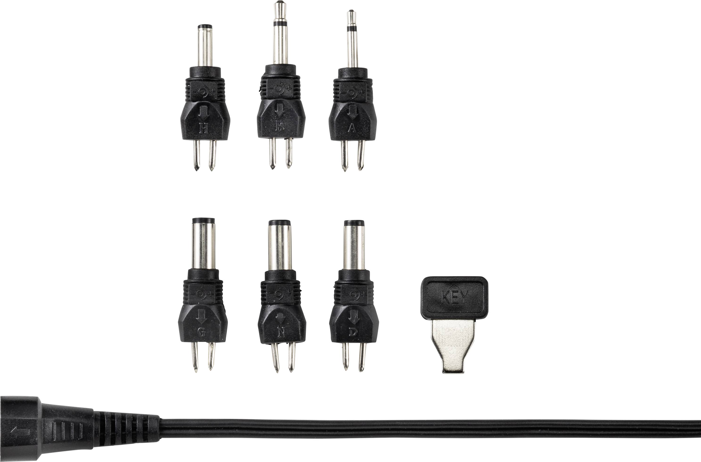 Verschillende zwarte adapterstekkers voor elektronische apparaten, waaronder vijf cilindrische en één platte stekker. Een kabel verbindt ze.