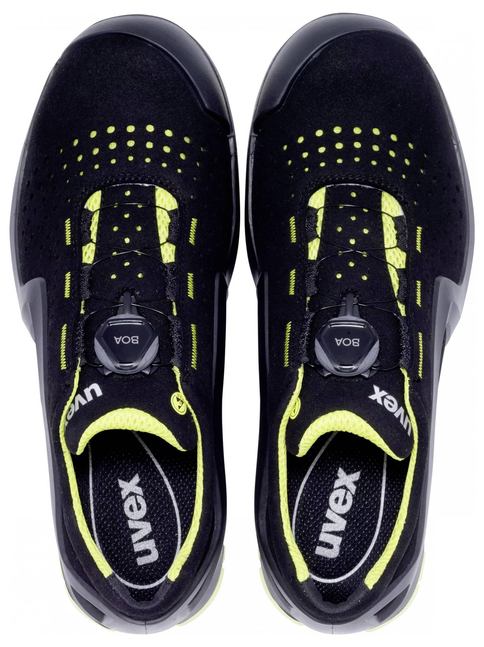 Zwarte sportschoenen met gele accenten en BOA-sluitingssysteem, van bovenaf gezien.