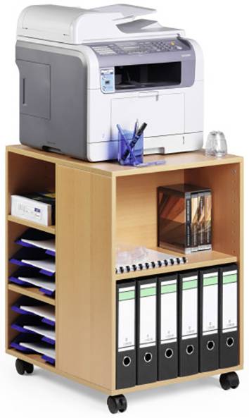 'Printer op een houten kast met wielen, met daarop een pennenhouder. In de kast bevinden zich ordnemappen en opbergvakken met documenten.'