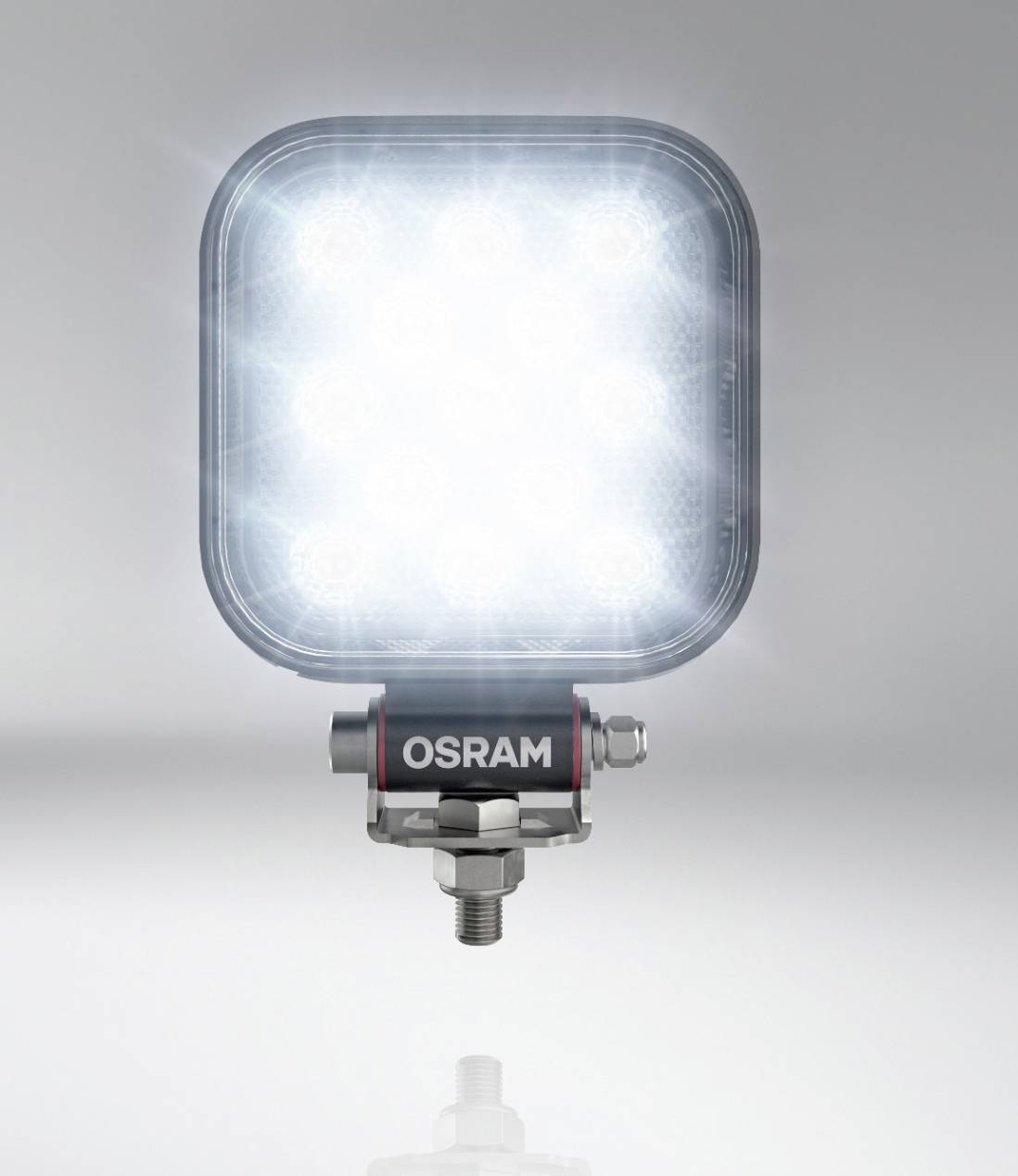 LED-werkverlichting schijnt fel, vierkante vorm, monteerbaar met schroef onderaan, 'OSRAM'-logo zichtbaar op de bevestiging.