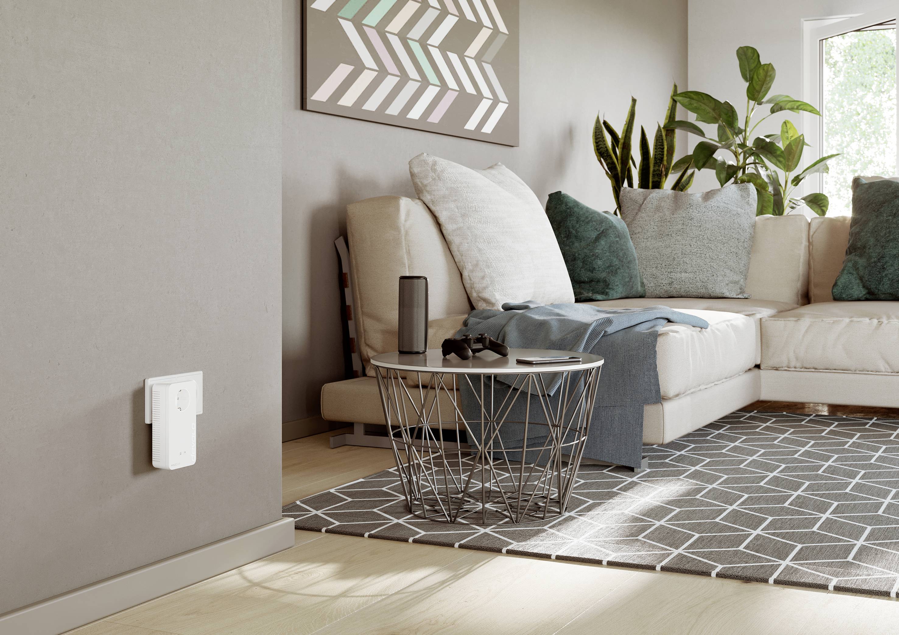 Een modern woonkamer met een bank, decoratieve kussens, een kleine salontafel, planten en een stijlvol vloerkleed.