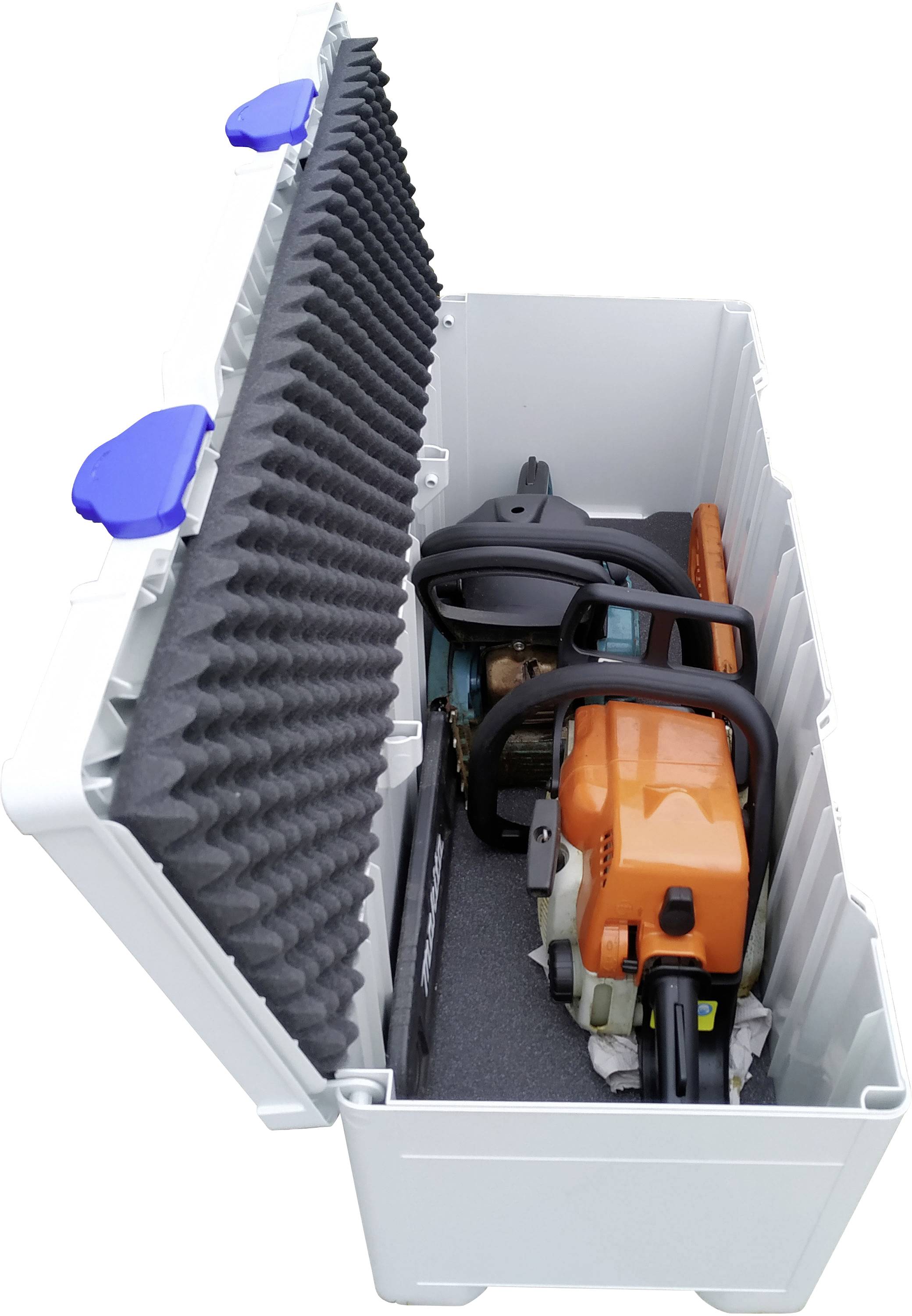 'Open opbergdoos met twee motorzagen van binnen. De doos heeft een gewatteerde deksel en blauwe handgrepen.'