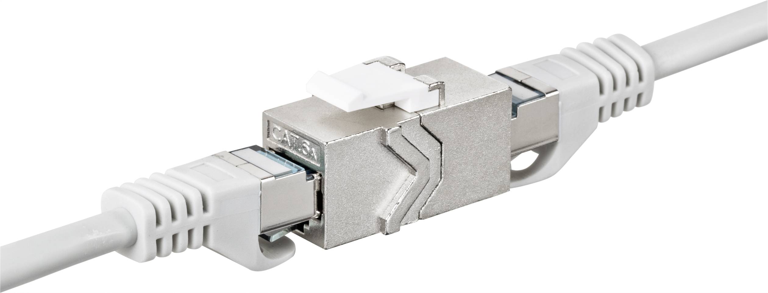 Twee Ethernet-kabels zijn verbonden door een zilveren RJ45-koppelstuk.