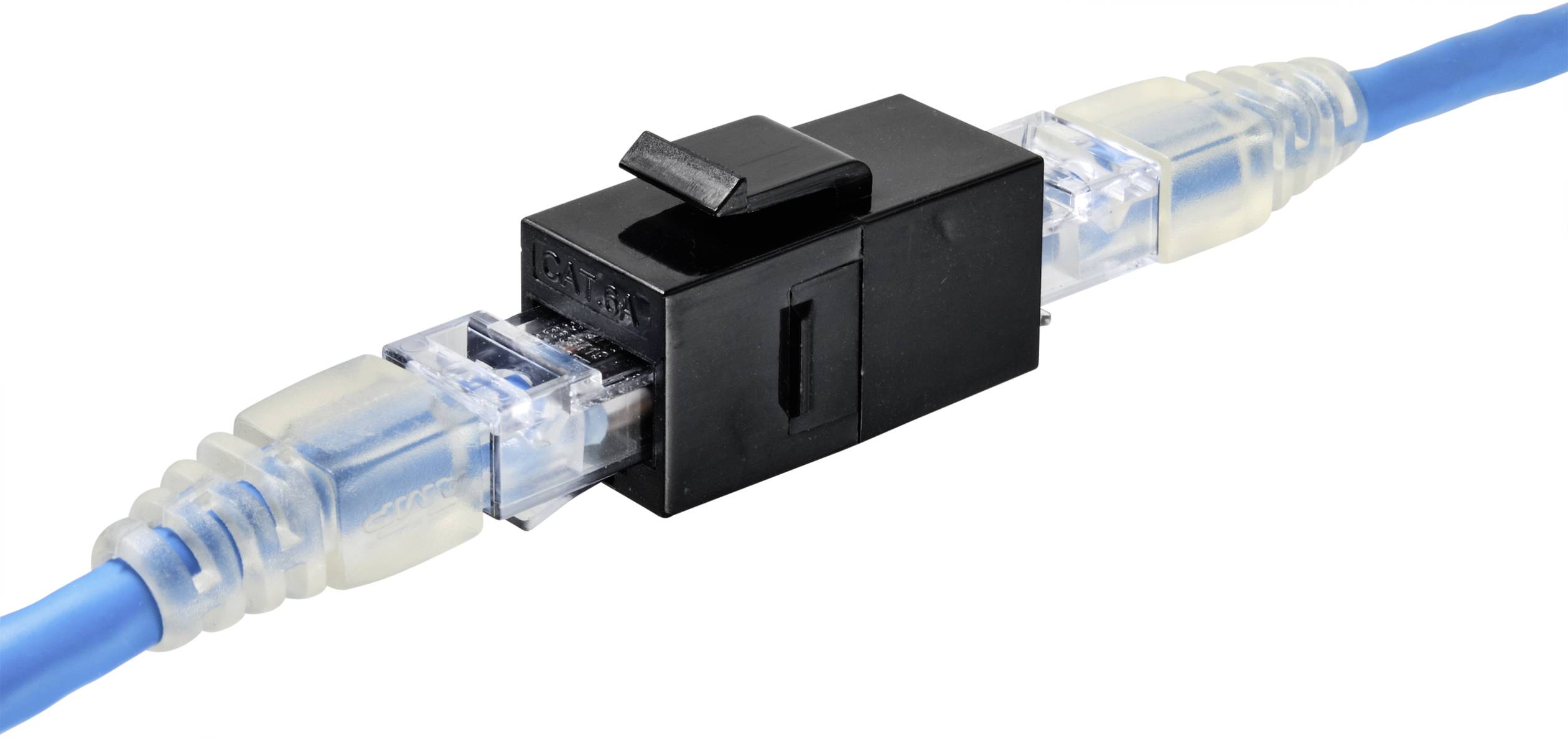 Een zwarte RJ45-koppelingsadapter verbindt twee blauwe Ethernet-kabels met elkaar, waardoor verlenging van een netwerkverbinding mogelijk wordt.