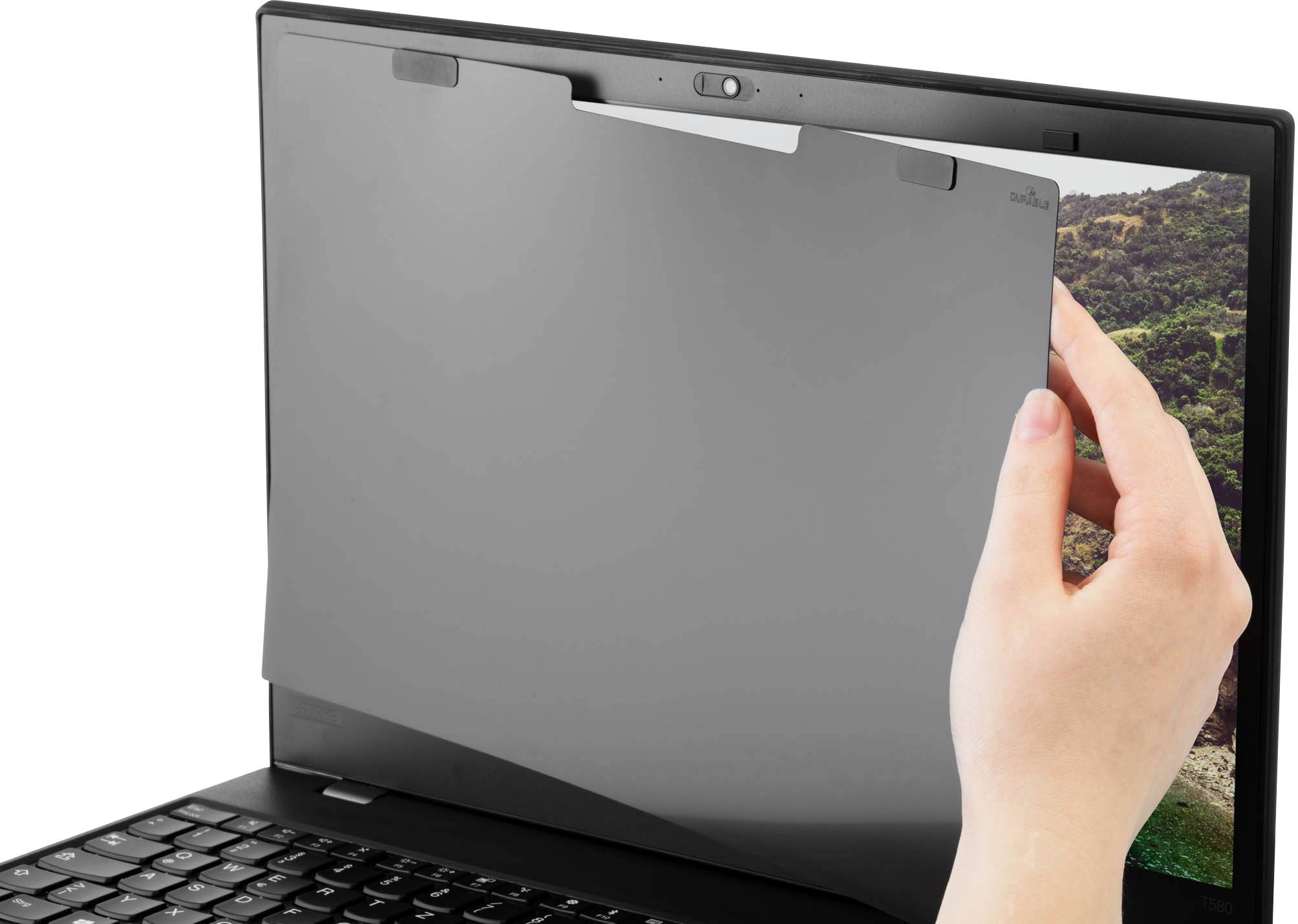 Een hand bevestigt een privacyscherm aan een laptopscherm om de inhoud te beschermen tegen inkijk van opzij.