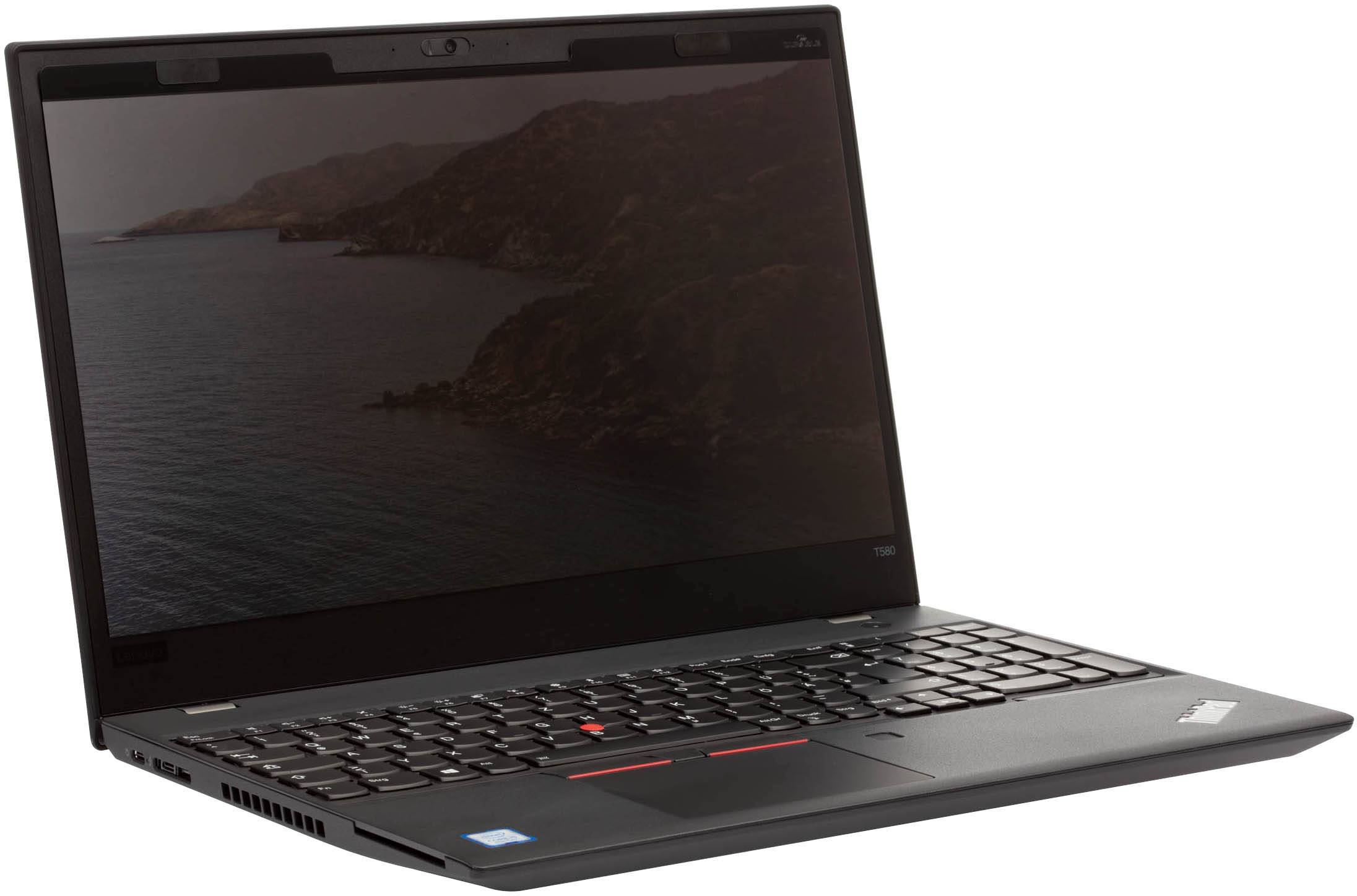 Een geopende laptop op een tafel, met een afbeelding van een kustpanorama op het scherm.
