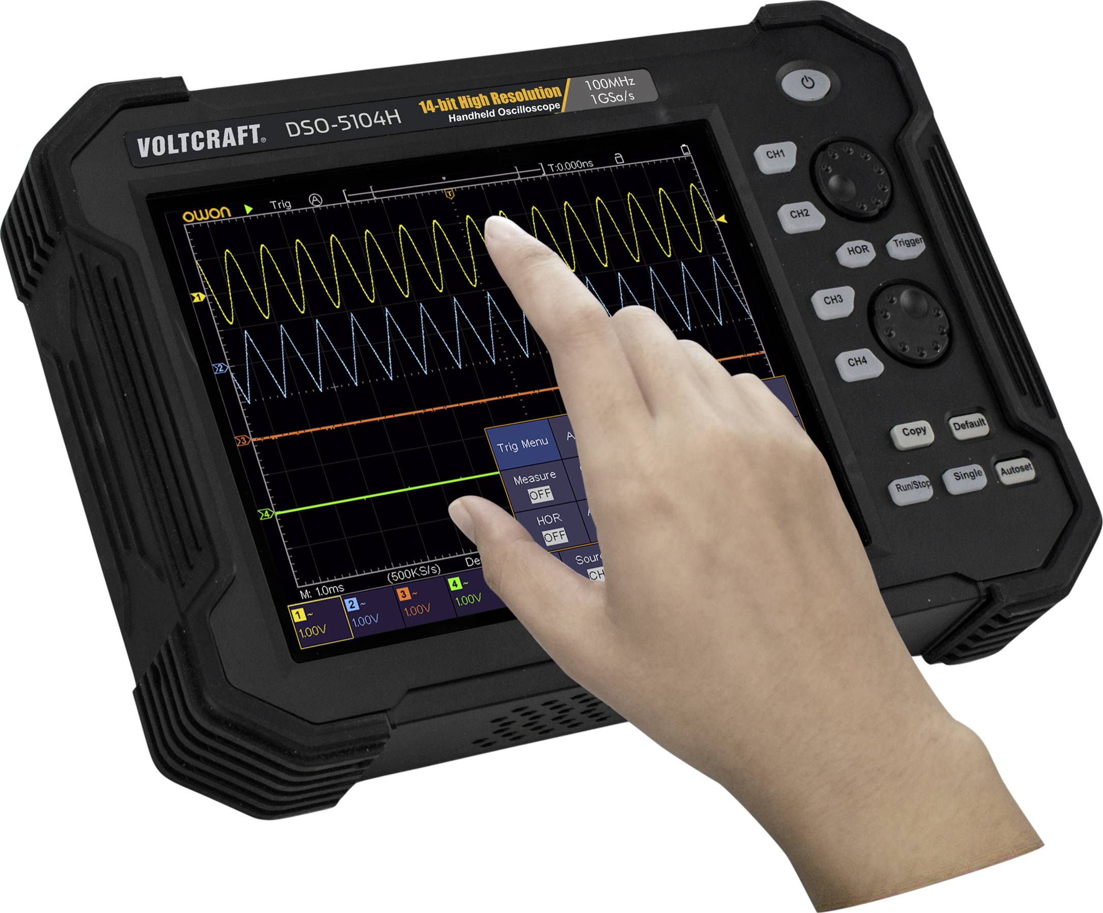 Een persoon bedient een draagbaar oscilloscoop, model VOLTCRAFT DSO-5104H, met een touchscreen. Op het display zijn golfvormen zichtbaar.