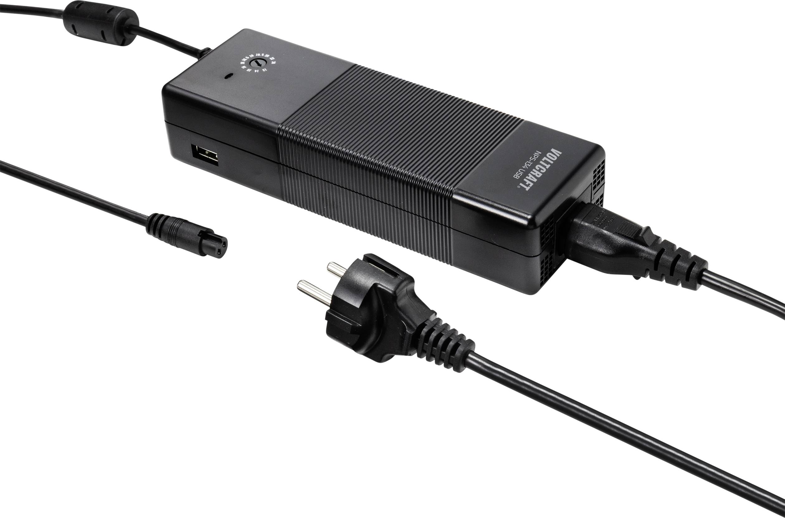 Zwart stroomadapter met twee kabels; één met EU-stekker, de andere met een ronde aansluiting. Een USB-aansluiting bevindt zich aan de zijkant.