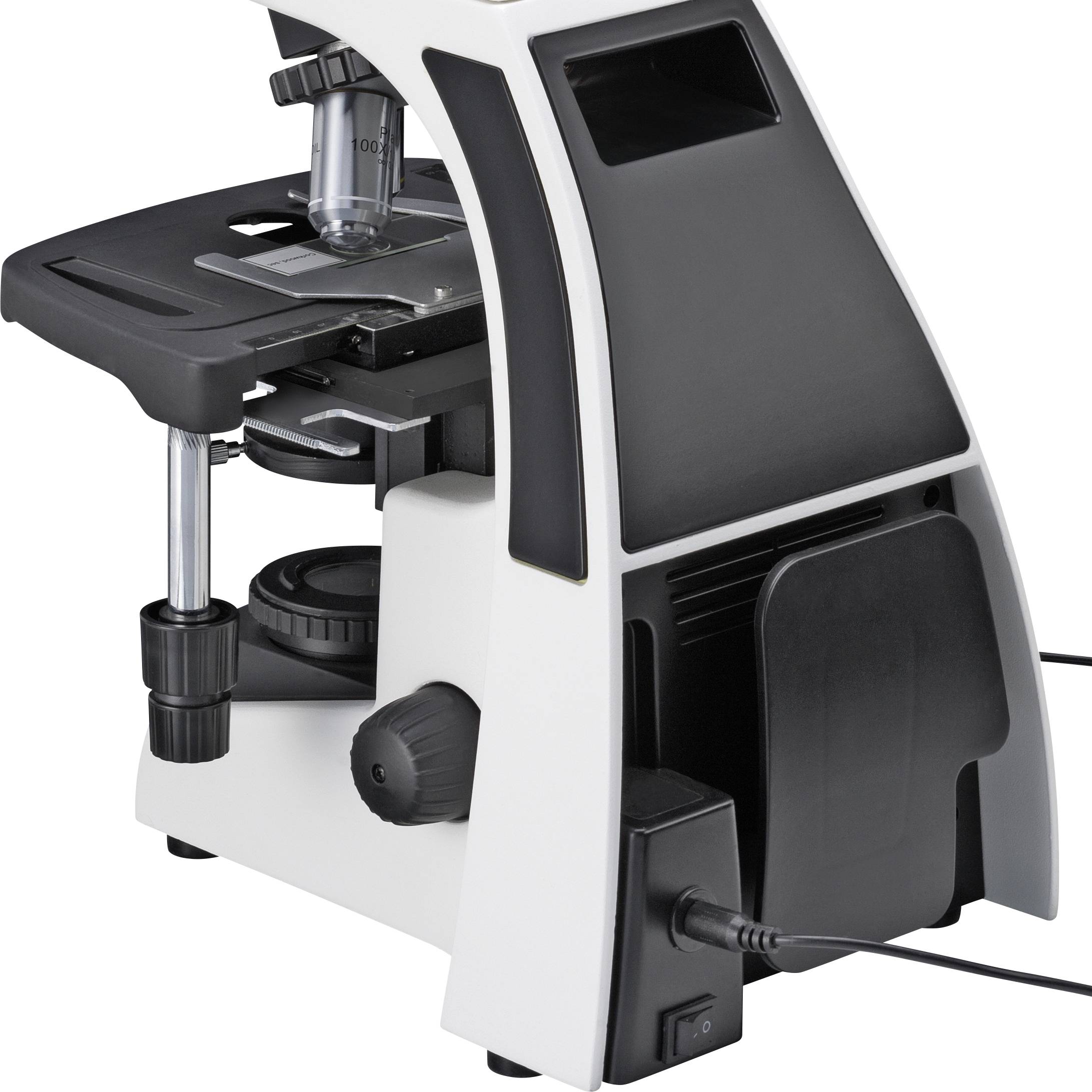 Een wit microscoop met zwarte details, geplaatst op een tafel. Het heeft een focuslens, een objectdragerhouder en een voedingskabel.