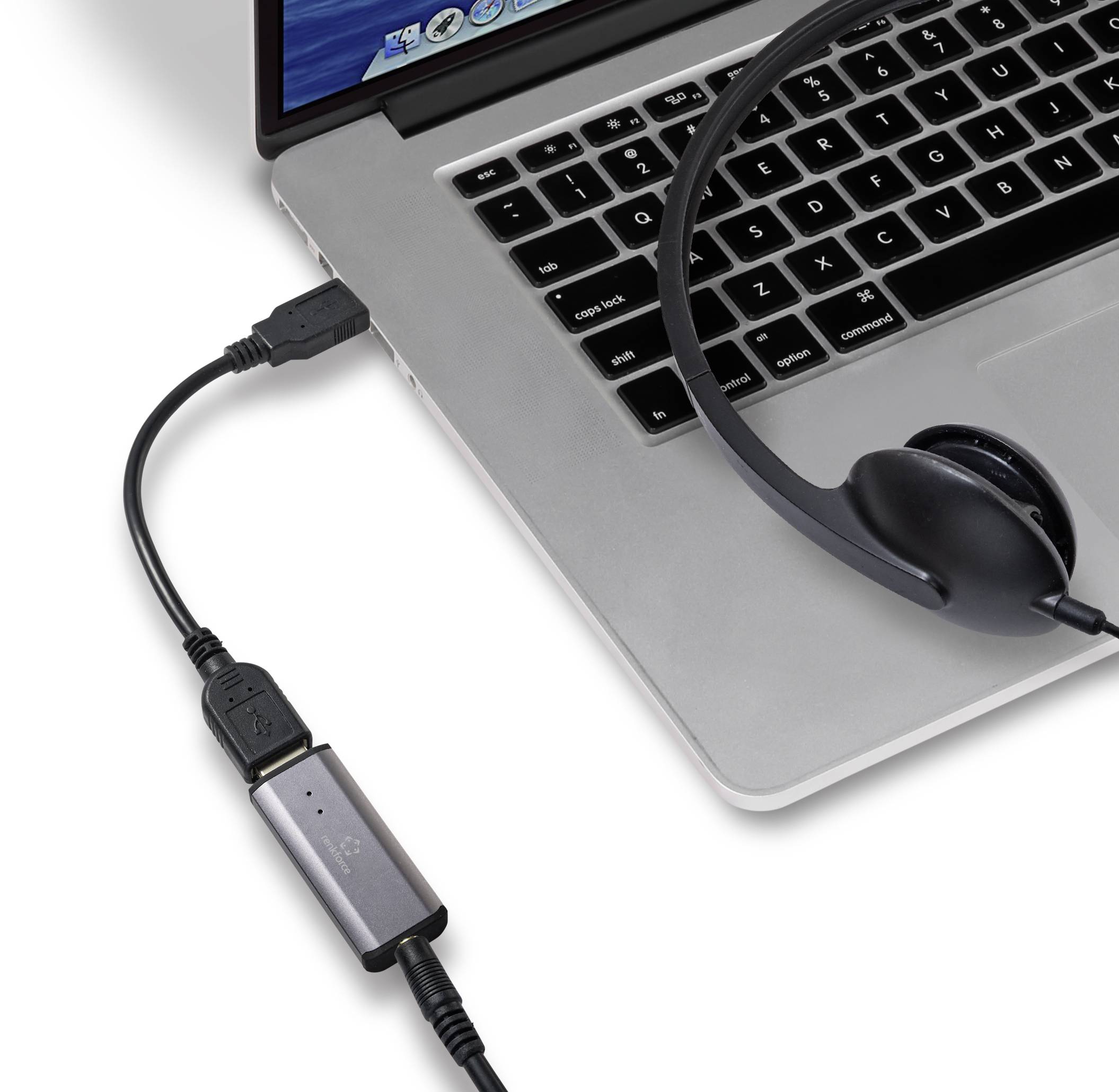 Een laptop met een aangesloten USB-kabel en headset. De setup lijkt te worden gebruikt voor audio-applicaties of videoconferenties.