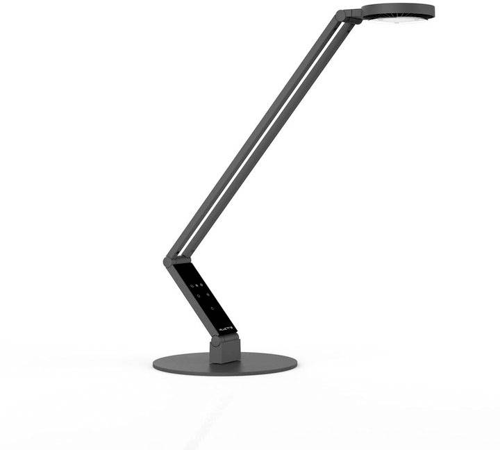 Een moderne zwarte bureaulamp met een slanke, minimalistische vormgeving staat rechtop op een ronde voet.