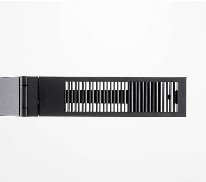 Zwart-grijs, modern metalen scharnier met ventilatiesleuven. Het bevindt zich in horizontale uitlijning voor een witte achtergrond.
