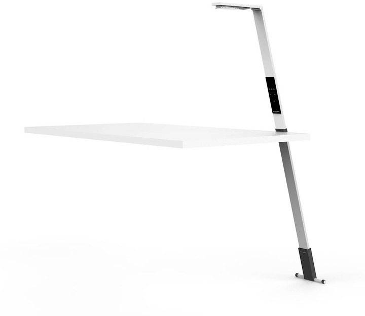 Een moderne, minimalistische bureau met geïntegreerde lamp die loopt langs een slanke, schuine poot.