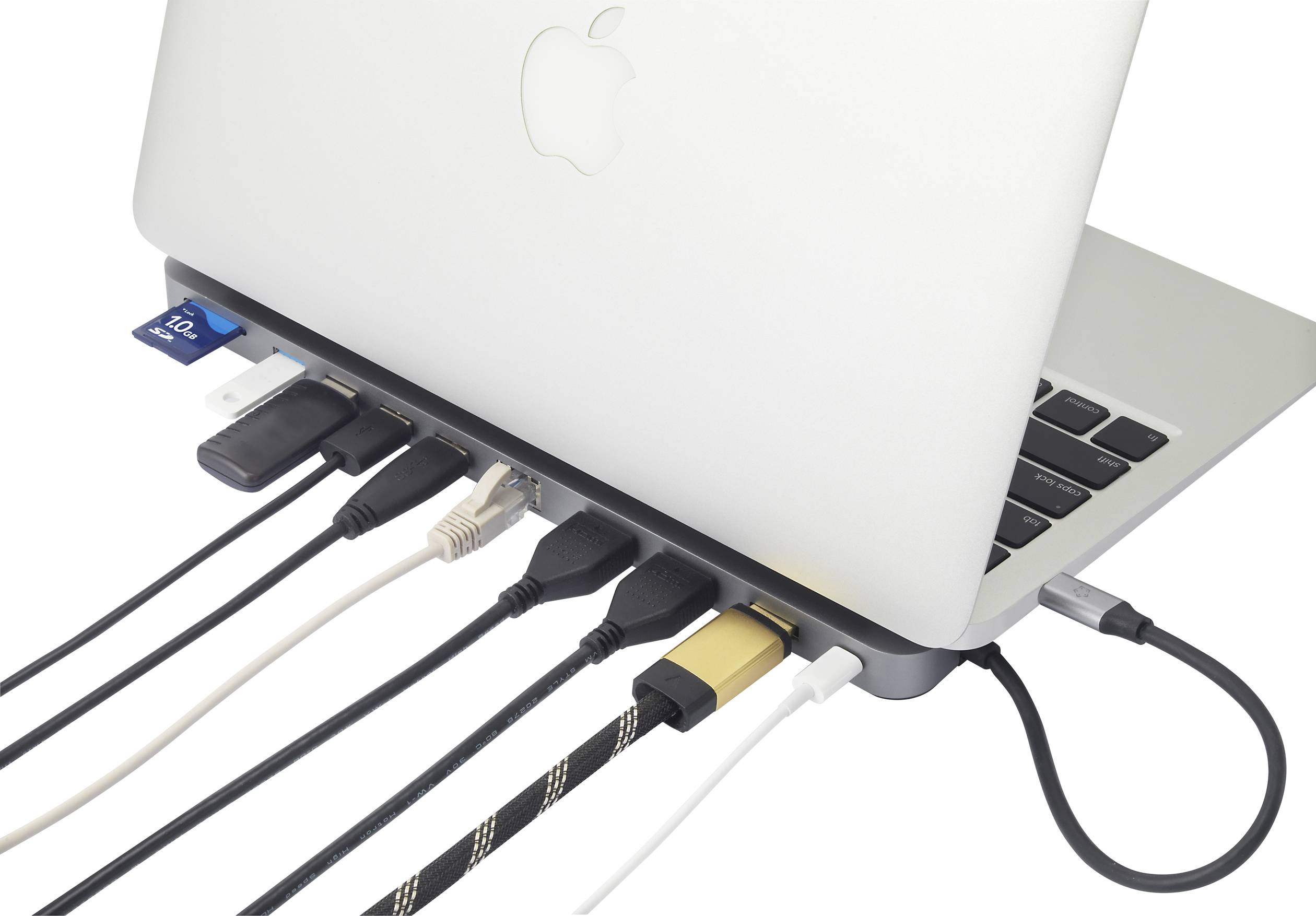 Een laptop met meerdere aangesloten kabels en apparaten, zoals USB, HDMI, Ethernet en SD-kaarten.