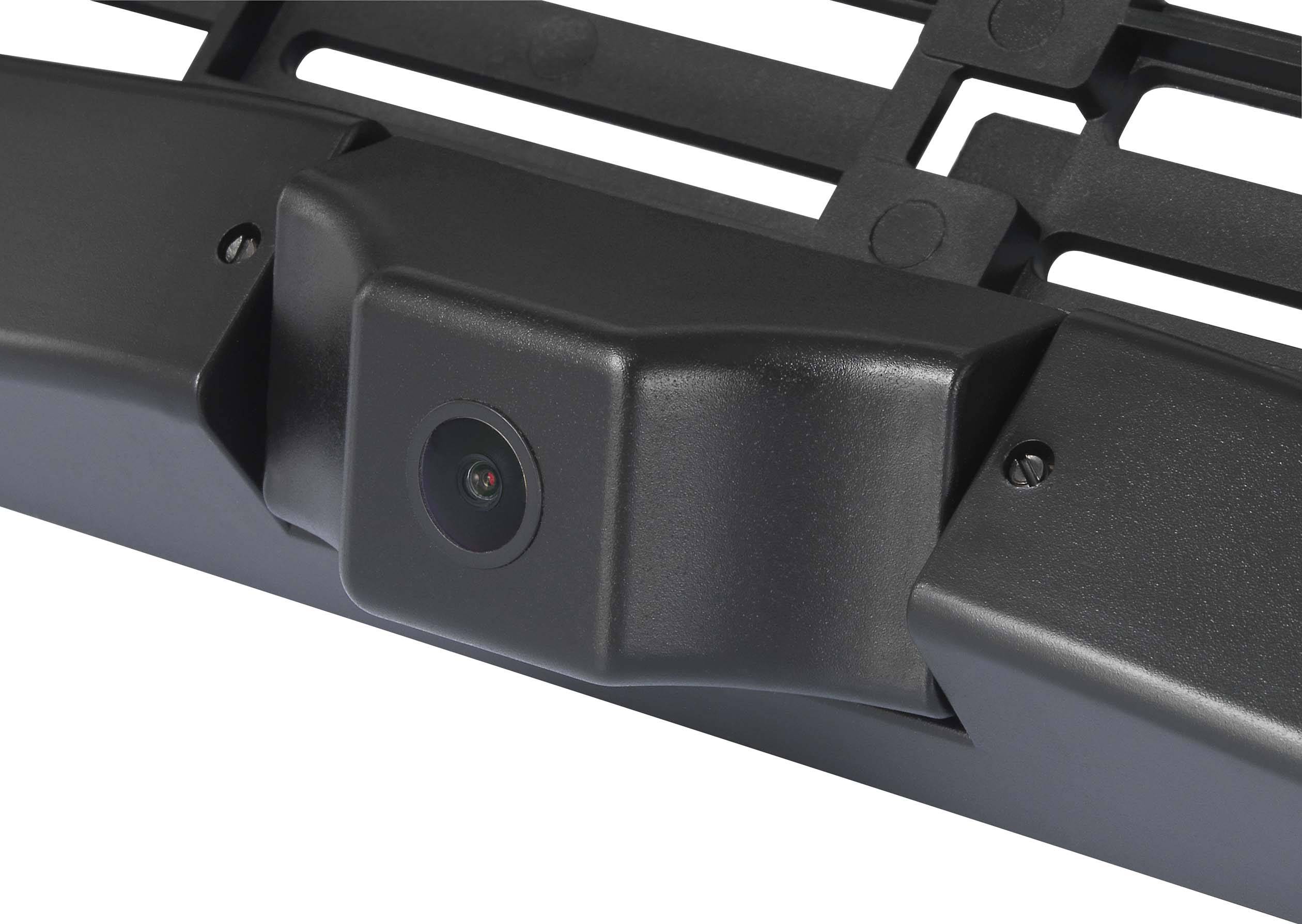 Close-up van een geïntegreerde achteruitrijcamera in een voertuigbumper. Deze is bedoeld om te helpen bij het parkeren en achteruit rijden.