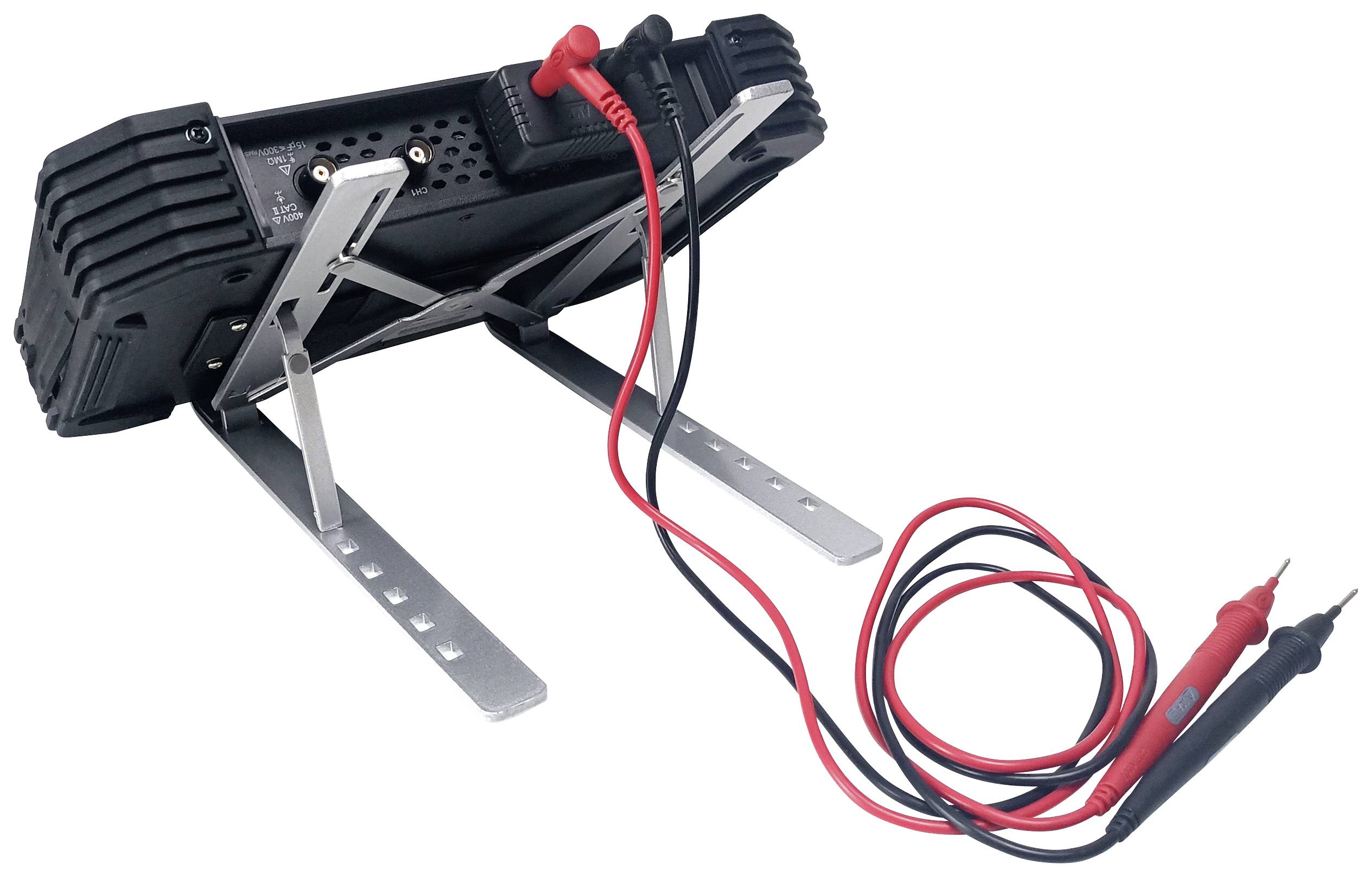 'Een multimeter in een metalen standaard met rode en zwarte meetkabels die uitsteken.'