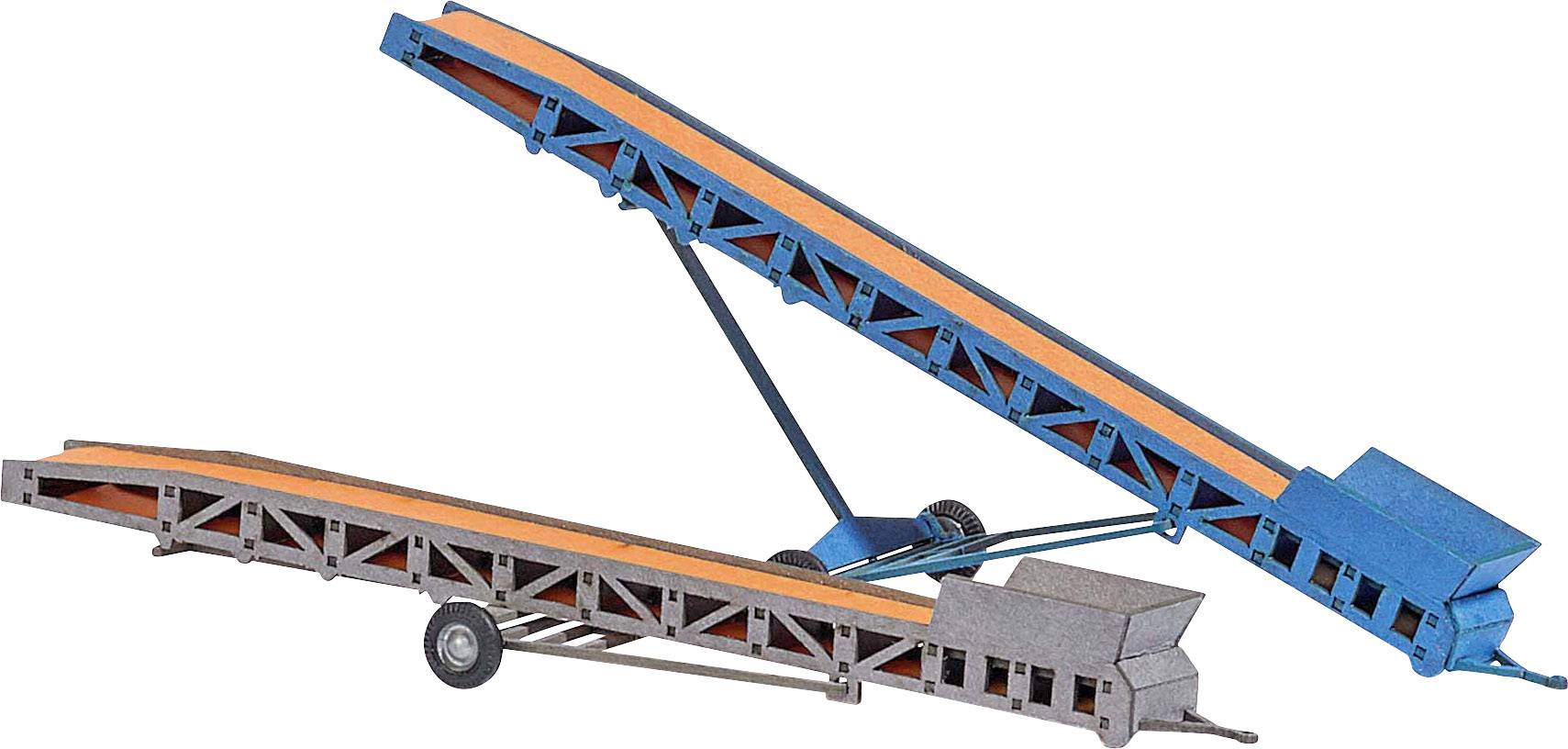 Twee transportbanden in blauw en oranje, waarvan één gemonteerd op een aanhanger en de andere schuin gepositioneerd, voor materiaaltransport.