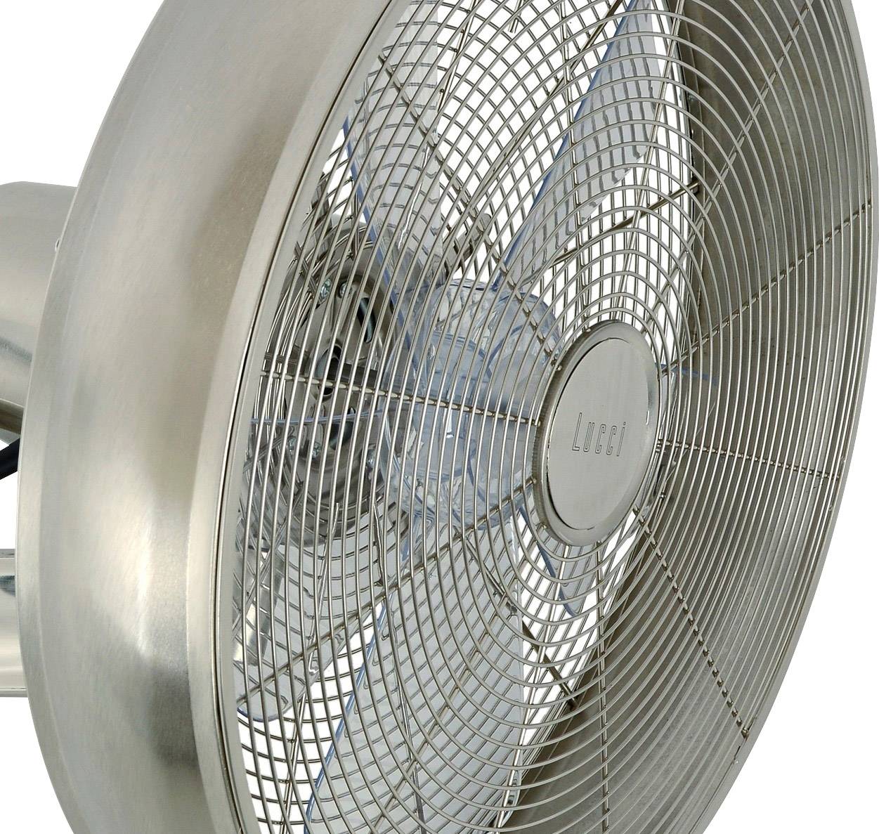 Een zilveren standventilator met een rooster rond de rotorbladen. De ventilator heeft een strak, modern design.