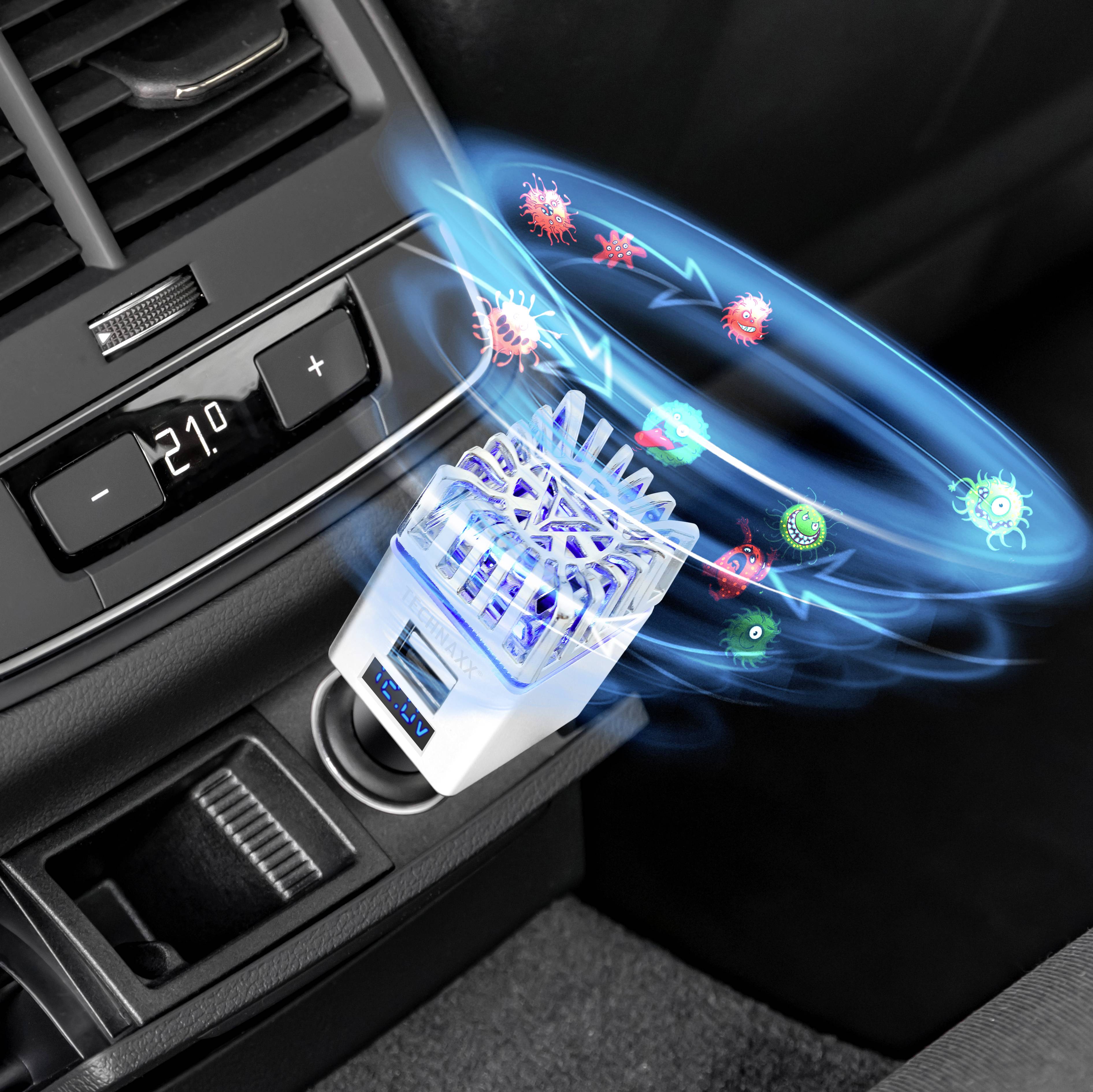 'Compacte luchtreiniger in auto verwijdert bacteriën en virussen, toont LED-indicatielicht en luchtstroom, bij 21°C airconditioning.'