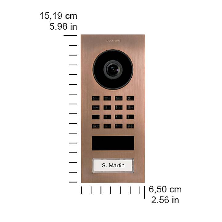 Een metalen deurintercom met camera bovenaan, daaronder een toetsenblok. Rechts en onderaan zijn de afmetingen aangegeven in centimeters en inches.