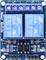 Een 2-kanaals relaismodule met blauwe aansluitklemmen voor elektrische verbindingen en twee blauwe relais voor 5V DC-aansturing.