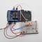 'Afbeelding toont een elektronische schakeling met een breadboard, bedrade microcontroller en brandende LED's. Schakeling is actief.'