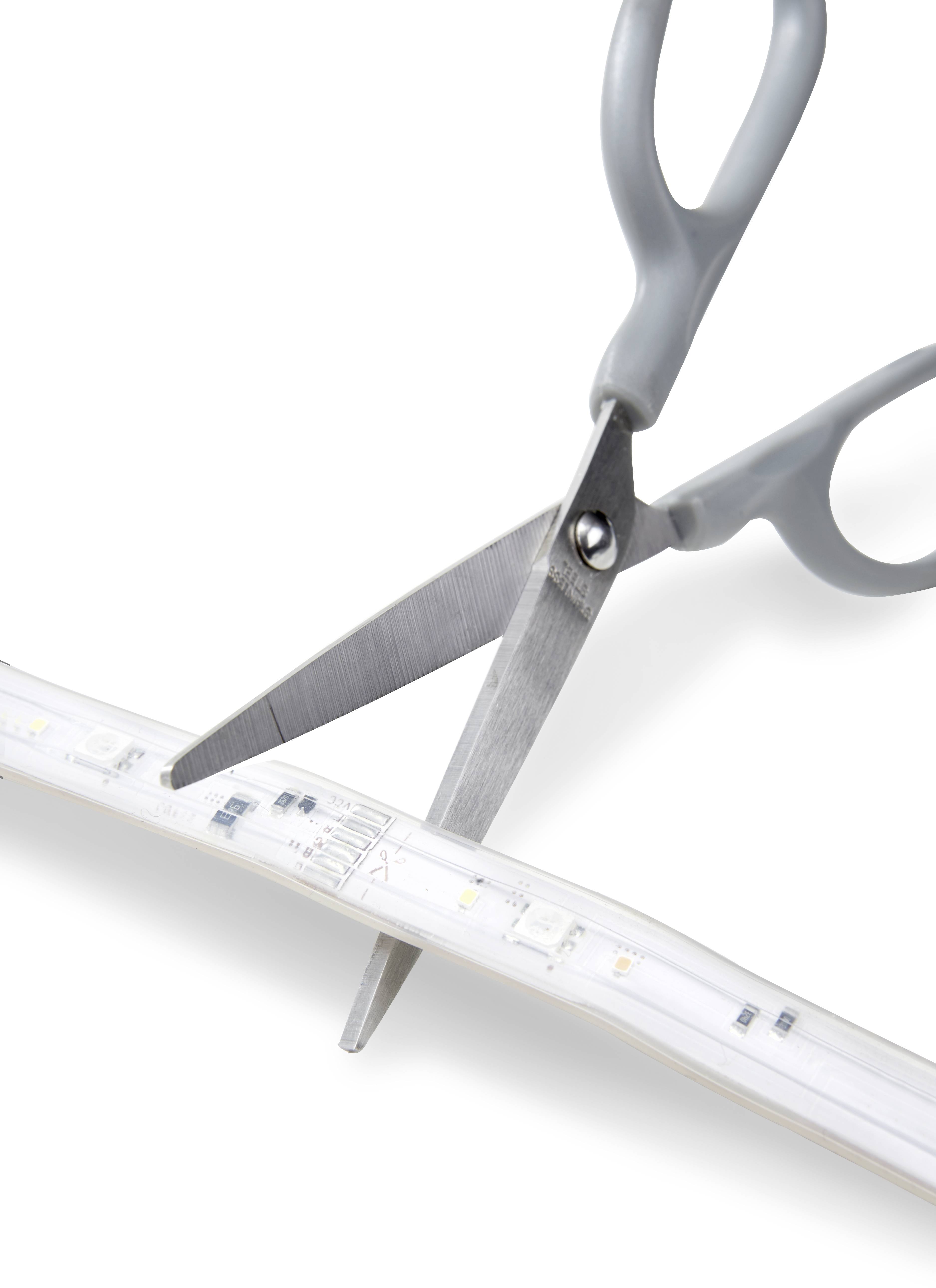 Een schaar snijdt een LED-lichtstrip.