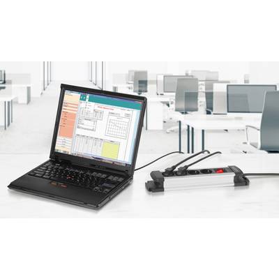 Een laptop toont een geopend diagramgereedschap op het scherm. Hij is aangesloten op een stroomverdeler. De achtergrond laat een leeg kantoor zien.