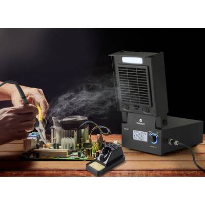 Een persoon soldeert aan een printplaat met een rookafzuiginrichting op de voorgrond. Het LCD-scherm van het apparaat toont '25,6°C'.