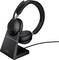 Zwart draadloos headset van Jabra op een laadstation. Geschikt voor telefoongesprekken en muziek, met geïntegreerde microfoon en oordoppen.