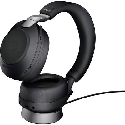 Zwarte over-ear koptelefoon op een witte achtergrond, aangesloten op een oplaadkabel. De koptelefoon ziet er hoogwaardig en comfortabel uit.