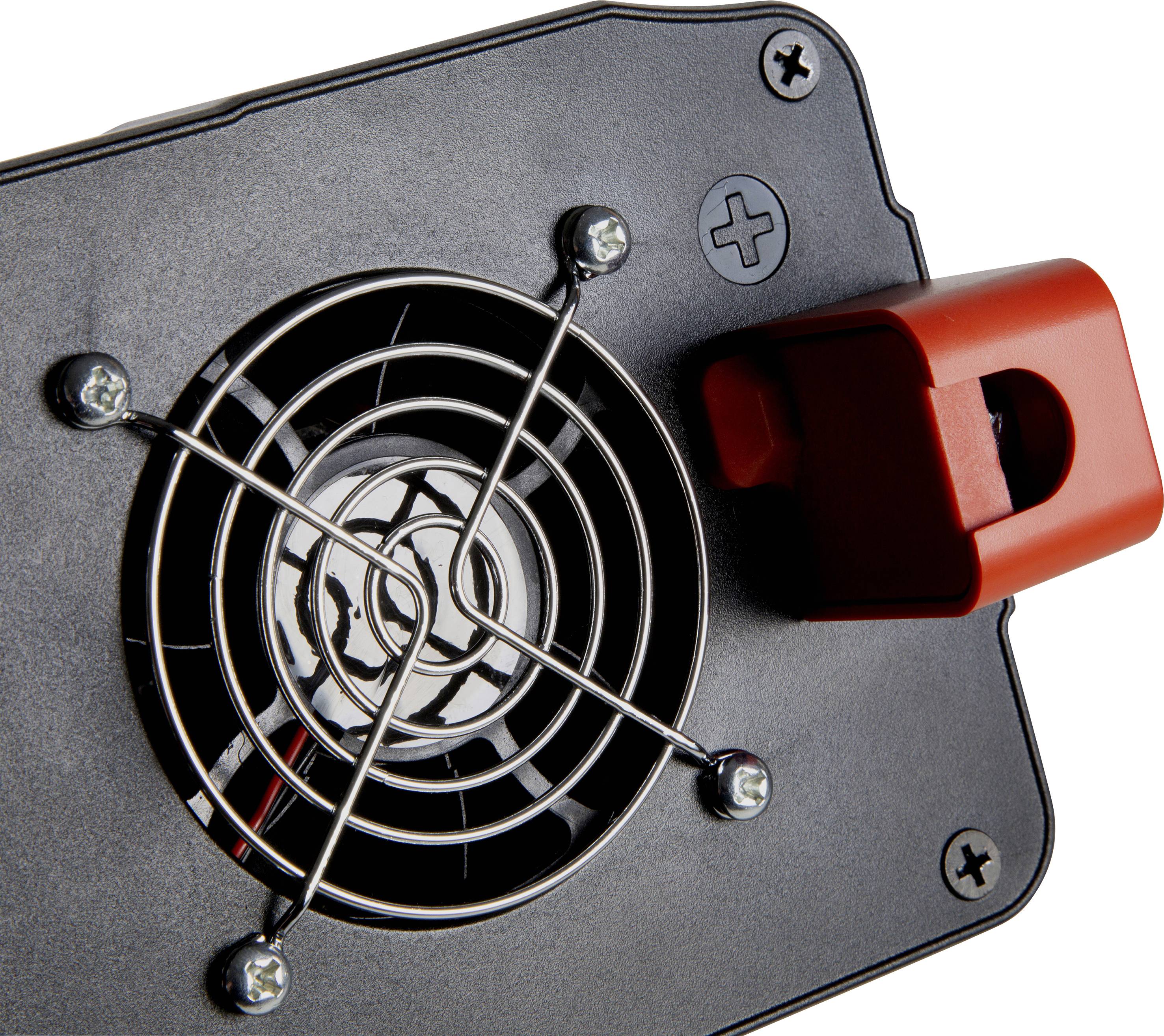 Koelventilator met metalen draadrooster op een zwarte behuizing, naast een rode klep op een elektrische installatie.