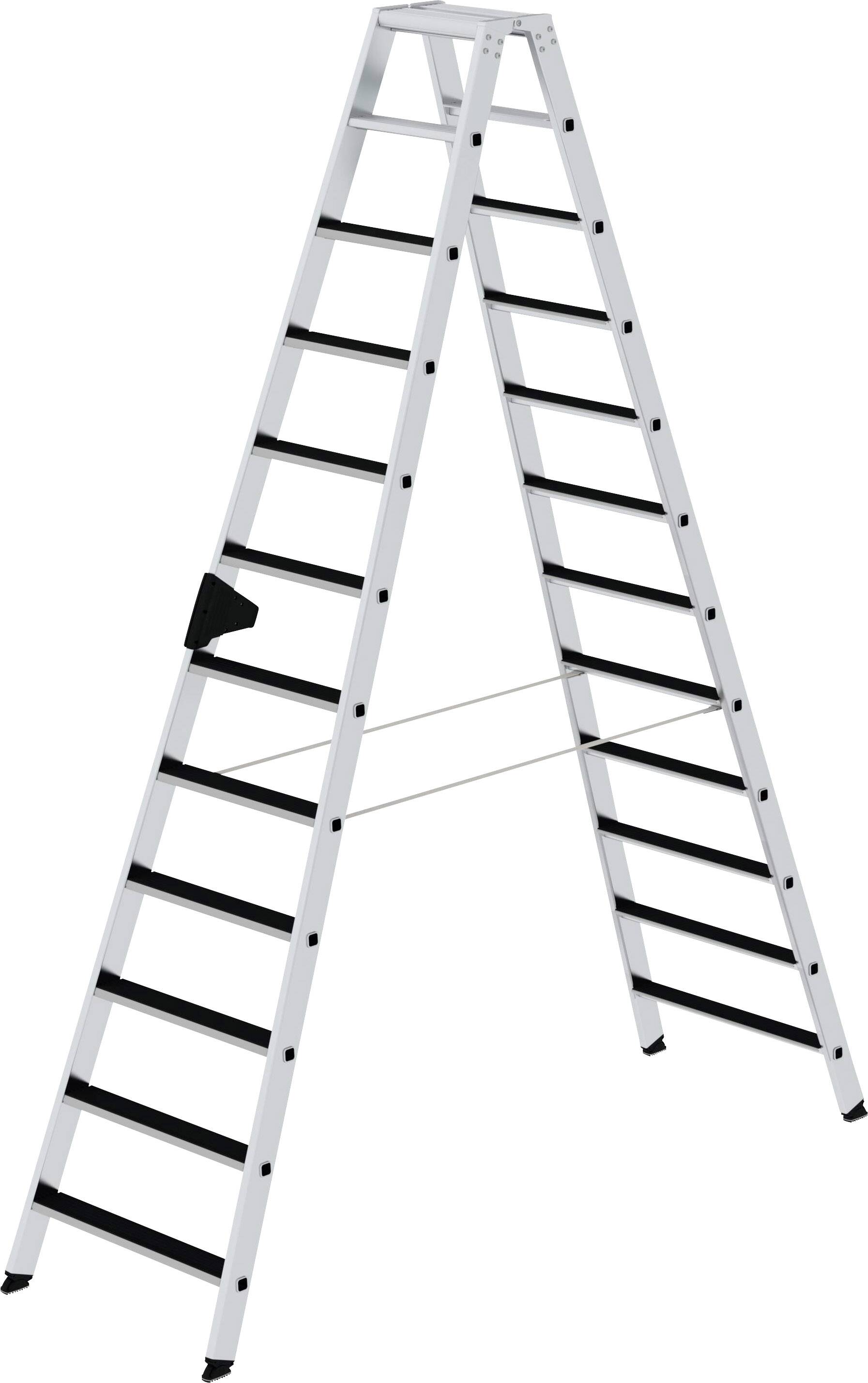 Een zilveren aluminium ladder met meerdere treden, gemaakt van metaal, staat volledig opengeklapt tegen een witte achtergrond.