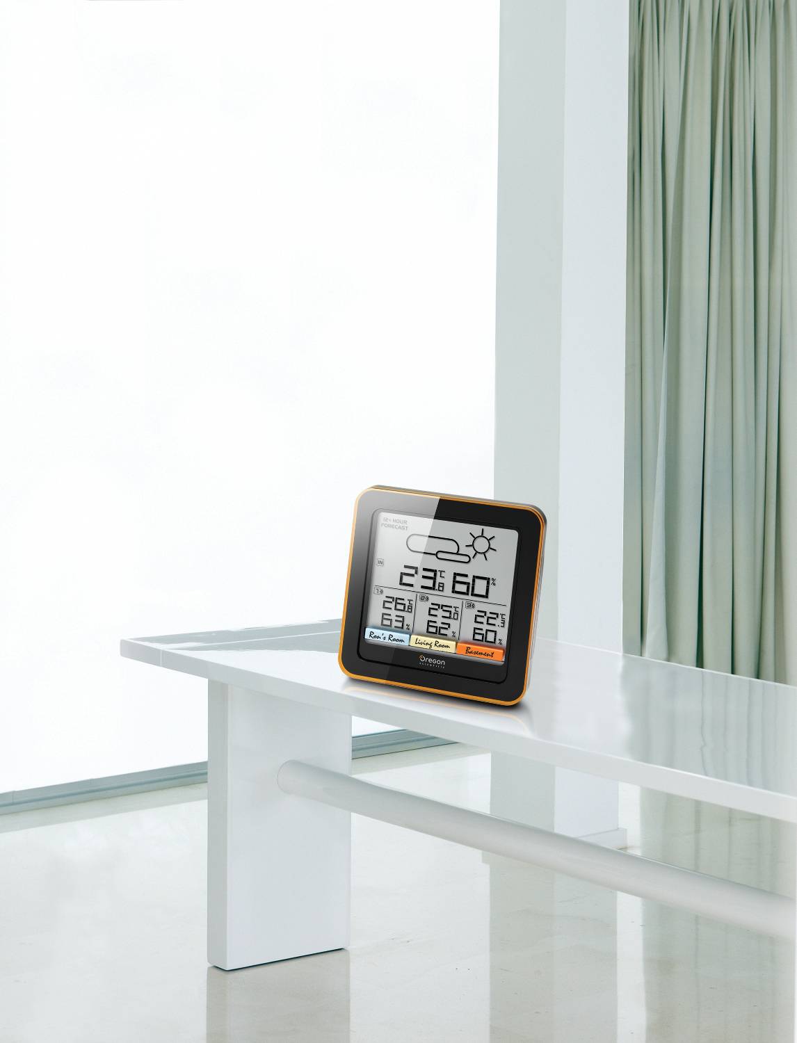 Een thermometer op een tafel toont 23,6°C, half bewolkt weer, luchtvochtigheid 55%, druk 1013 hPa, met een raam op de achtergrond.