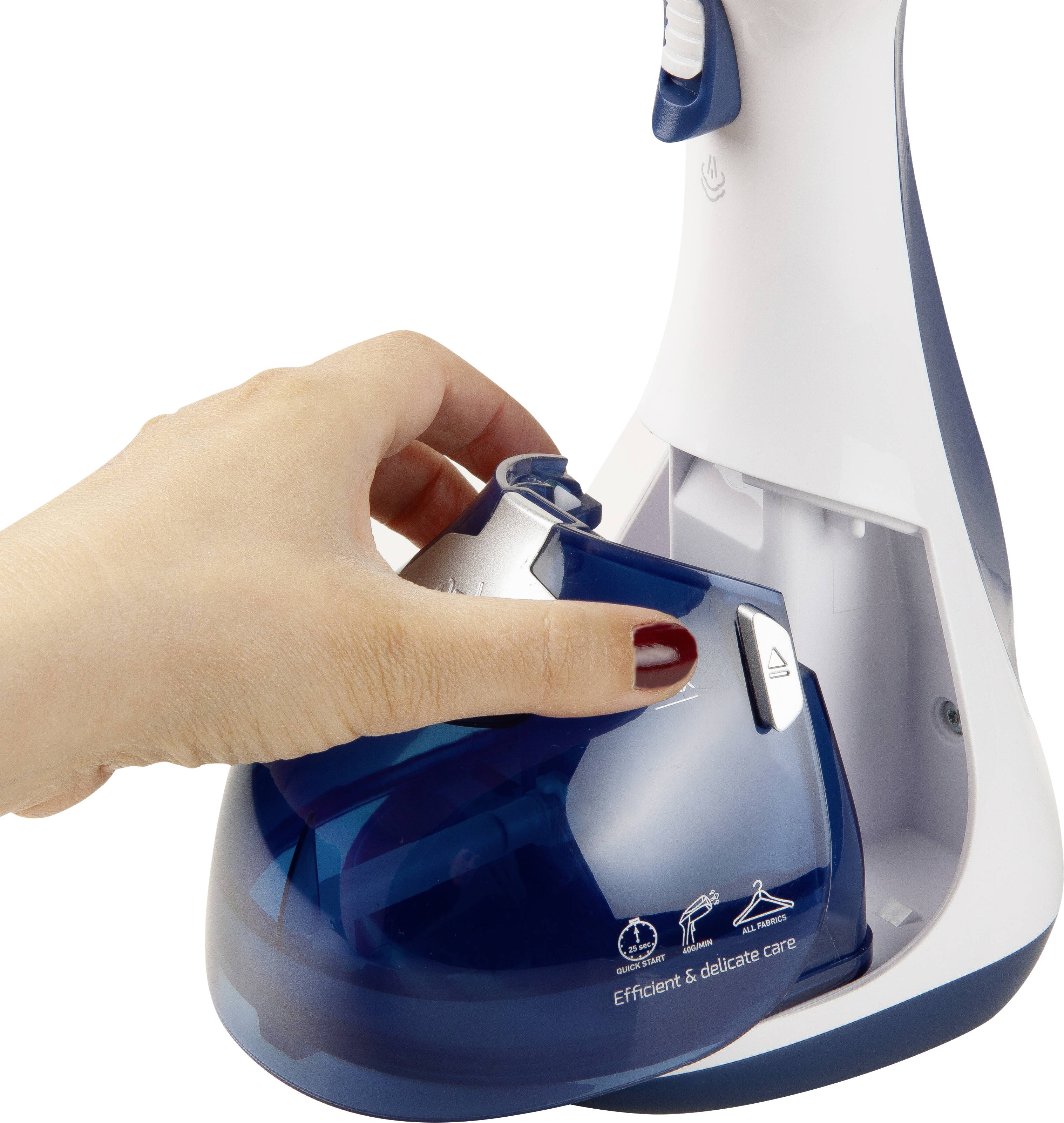 Een hand houdt de watertank van een blauwe en witte stoomreiniger. De tank wordt in het apparaat geplaatst.