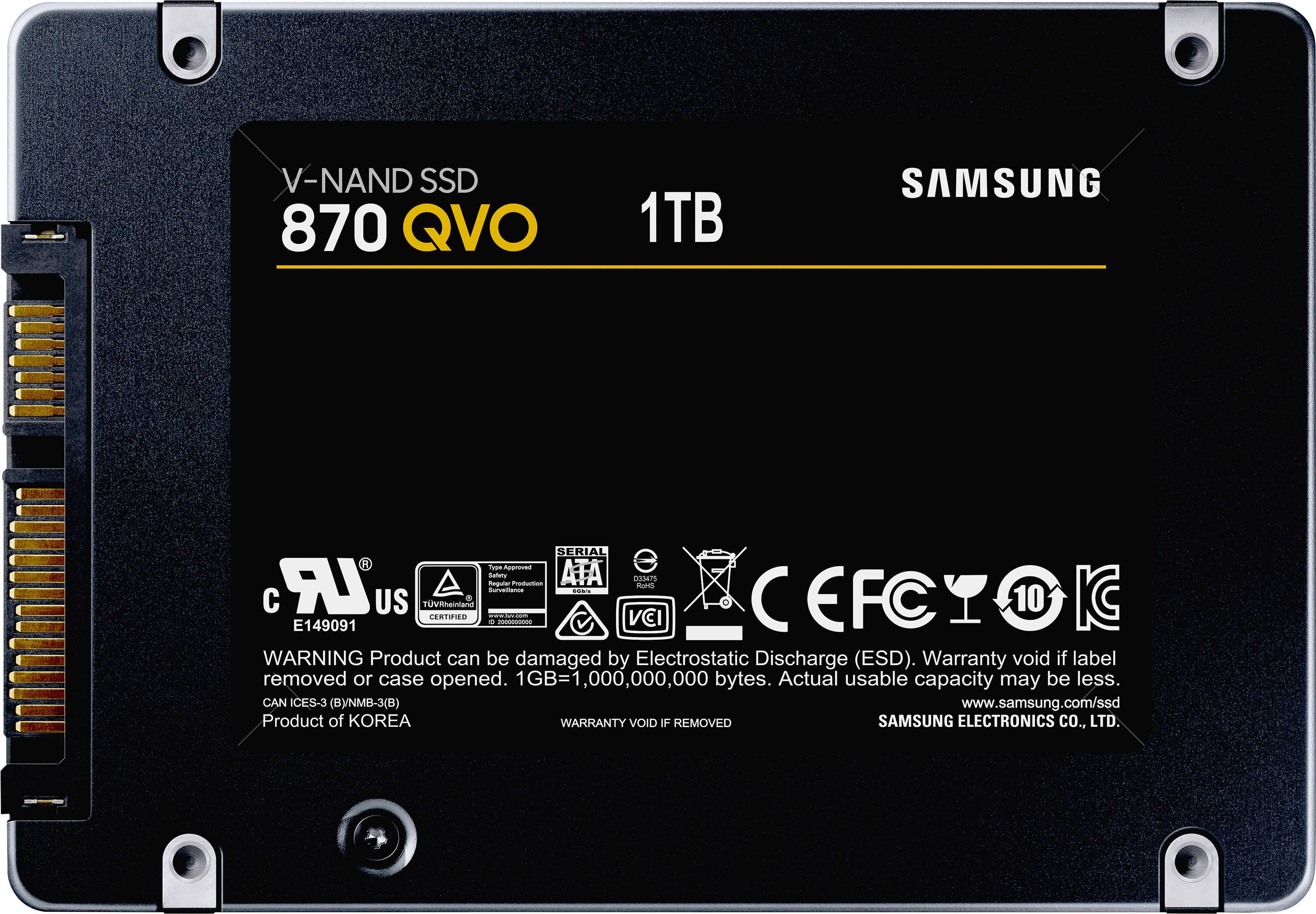 Een Samsung 870 QVO SSD, 1TB capaciteit, met technische en goedkeuringslabels op de voorkant van de harde schijf.